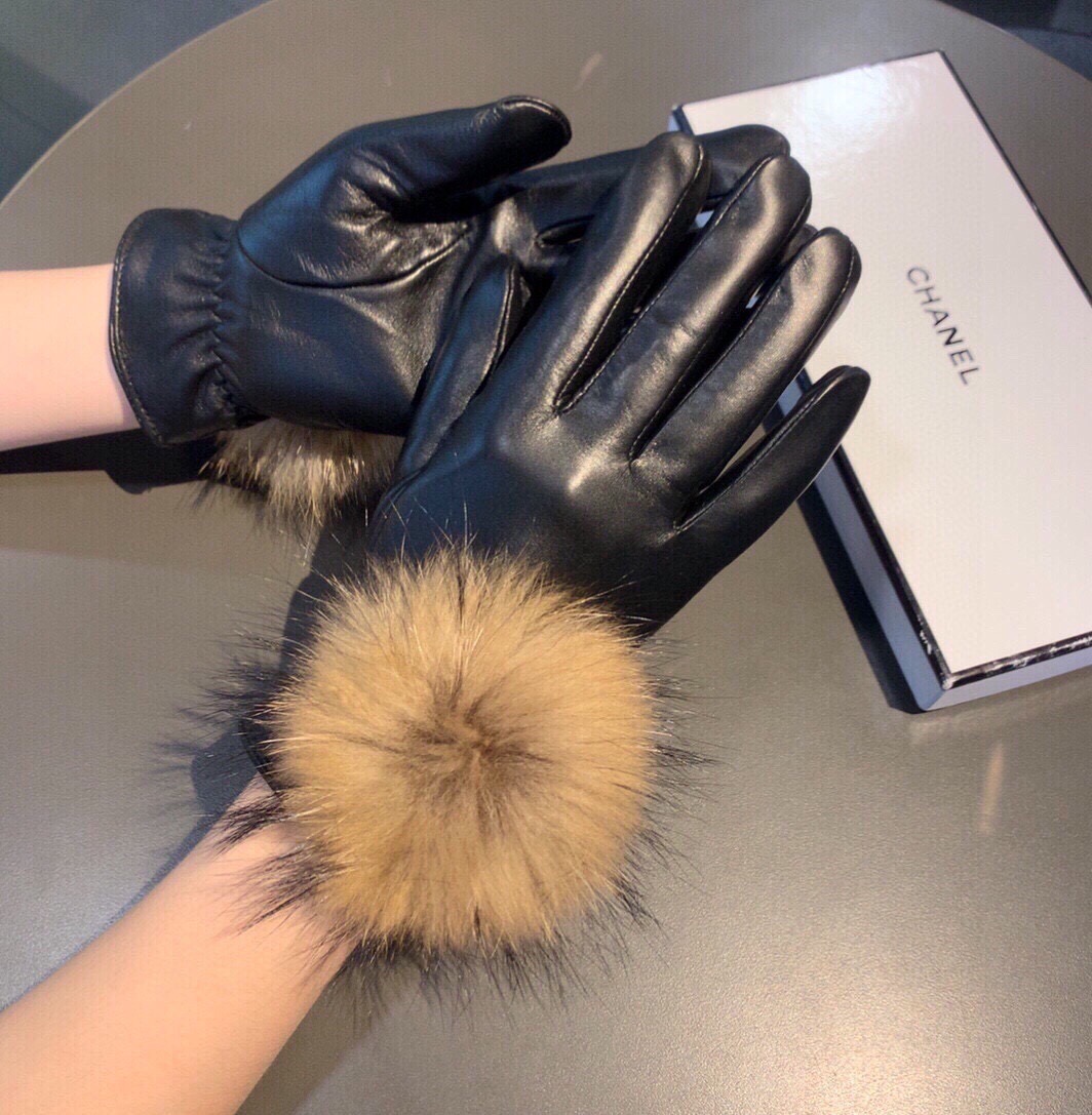 NO:659823,Batch Chanel Chanel 2025 Autumn and Winter Big Fox Fur Ball Touch Screen Gloves, a must-have item for goddess Jimei. They are so beautiful that they are worth comparing the same model with different qualities. They are the best products in the market. The lazy rabbit fur is lined with velvet. It is a classic and timeless style. If you like it, you can buy it. This kind of quality can be used next year after using it this year. [Happy][Happy][Happy] Comes with box size ML gloves, gloves, chanel, chanel, gloves19860909批 Chanel 香奈儿2025秋冬大狐狸毛球触屏手套女神集美们必备单品,美美哒值得对比同款不同品质,秒杀市场差产品,懒兔毛内里加绒 经典不过时款.喜欢可以入手了,这种品质的今年用了明年还能用 [愉快][愉快][愉快]配盒子码数ML手套,手套,chanel,chanel,gloves,accessory