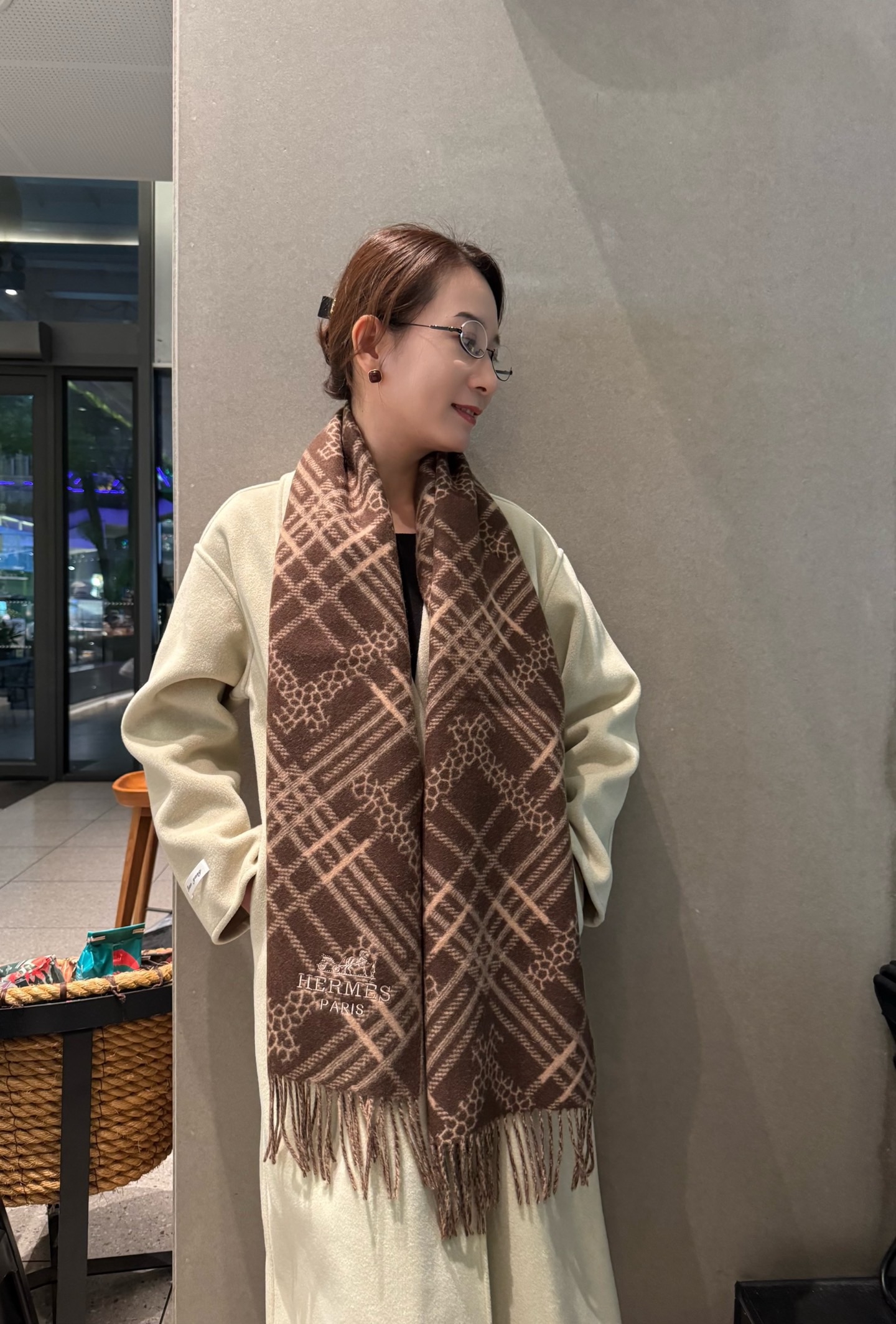 NO:678503,Hermes · Hermès double-sided jacquard scarf is crazy beautiful, so stylish and charming, a very elegant and fashionable autumn and winter item!  I really like it. It’s a very classic cashmere design for couples. It feels really great on the upper body and looks good on any waist!  !  This style is really worth buying with your eyes closed, and it can be easily worn by any age group!  !  !  30*180cm high version scarf, high version scarf, hermes, hermes19860909Hermes ·爱马仕双面提花围巾好看的要疯掉了,太有型太有魅力了非常斯文时尚的秋冬单品！真的很喜欢,非常Classical的情侣款设计羊绒,手感真的绝了上身效果真的随便怎么围都好看！！这种款式真的闭着眼买,任何年龄层都轻松驾驭！！！30*180cm高版本围巾,高版本围巾,hermes,hermes,scarf