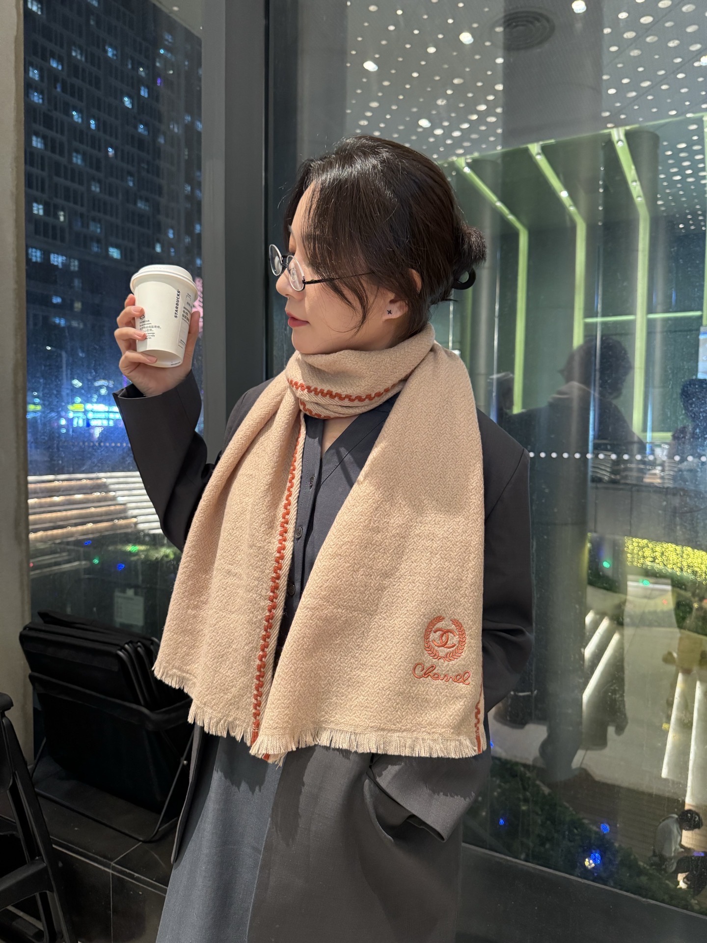 NO:678514,Chanel Chanel 2025 series products are exclusively for VIP products. The top-quality imported Scottish cashmere texture makes the scarf elastic, soft and skin-friendly. It is extremely noble and elegant. Intellectual style. Simple and elegant design. It is definitely not a flashy style. It is definitely the first choice accessories for taste life. A must-have for those who know the goods. A must-have for casual style matching!  [Color][Color][Color] Laymen please avoid Size: 38*185 cashmere high version scarf, high version scarf, chanel, chanel19860909Chanel香奈儿2025系列货 专供vip产品 顶级苏格兰进口羊绒纹路织法使围巾赋有弹性且柔软亲肤  无比的高贵优雅 知性的款式 简洁大气的设计 绝对的不是花里胡哨的款式绝对的品味生活的首选搭配饰品 识货者必入.休闲风格搭配必备哦！[色][色][色]外行请绕道 Size:38*185羊绒高版本围巾,高版本围巾,chanel,chanel,scarf