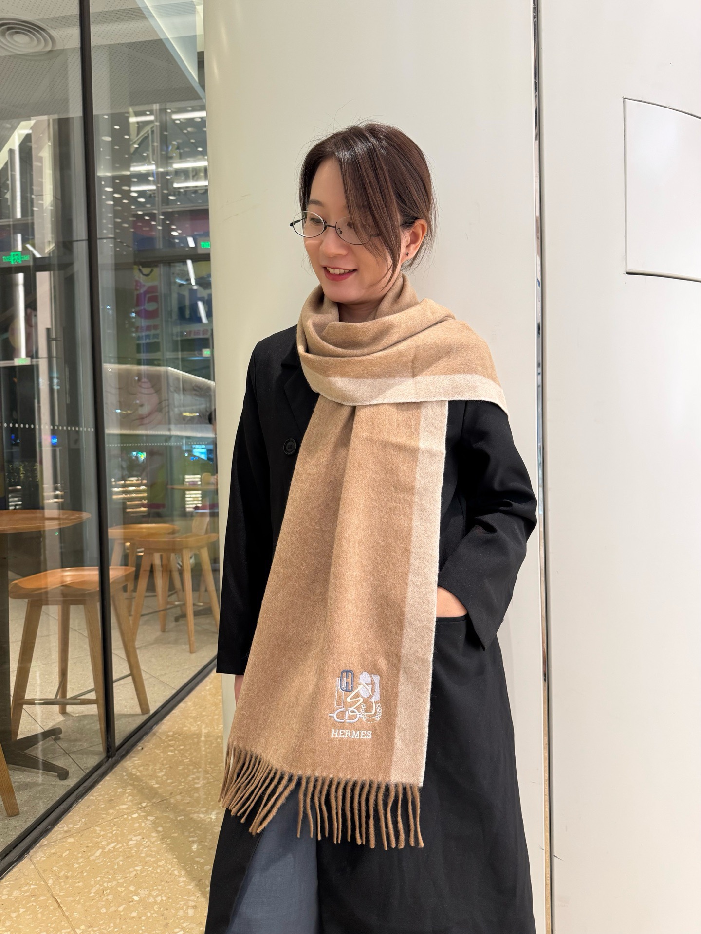 NO:678526,Year Hermes ·  Hermès, a rare gentle color matching, low-key yet elegant. Highly recommend the bilateral color matching. One scarf with two styles, high-end, comfortable and fashionable temperament, full of big-name style. Super Amway Big H is a soft scarf that touches the heart. The extremely simple color is matched with the low-key H embroidered logo. The finishing touch is true without losing the beauty. The pursuit of successful people. The color is absolute, a bit unique and fairy-like. It is definitely the best choice for couples. The color is elegant and not enchanting. Specifications: 35x  190cm high version scarf, high version scarf, hermes, hermes19860909年Hermes · 爱马仕,难得一见的温柔配色,低调又不失优雅重点推荐双边配色,一条围巾两种风格搭配,高级舒适时髦气质,大牌范十足,超级安利大H这款触动内心的柔美围巾,极其简单的颜色搭配低调的H刺绣logo,点睛之笔确又不失美感,成功人士的追求,色彩绝对,有点独有的仙气,绝对的情侣款不二之选,颜色淡雅,不妖娆规格35x 190cm高版本围巾,高版本围巾,hermes,hermes,scarf