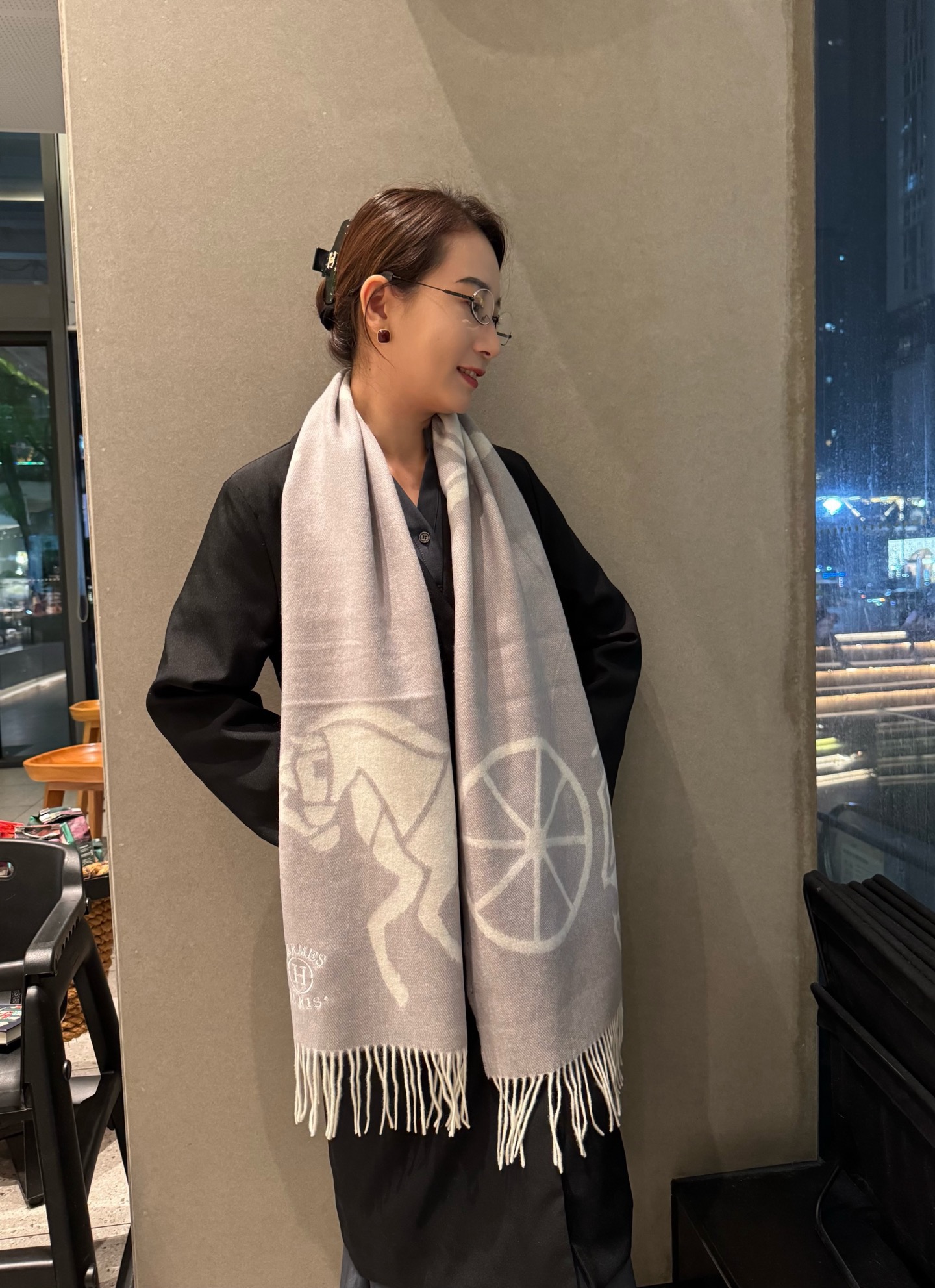 NO:678557,New!  Hermes · Hermès, 'Get Money Now' wool scarf. One scarf with two styles, high-end, comfortable and fashionable temperament, full of big-brand style, Super Amway H. This soft scarf that touches the heart, extremely simple color with low-key H embroidery logo, the finishing touch without losing beauty, the pursuit of successful people, the color is absolute, a little unique fairy spirit, the absolute choice for couples, elegant color specifications 35x  180cm high version scarf, high version scarf, hermes, hermes19860909上新！Hermes · 爱马仕,《马上有钱》羊毛围巾 一条围巾两种风格搭配,高级舒适时髦气质,大牌范十足,超级安利H这款触动内心的柔美围巾,极其简单的颜色搭配低调的H刺绣logo,点睛之笔确又不失美感,成功人士的追求,色彩绝对,有点独有的仙气,绝对的情侣款不二之选,颜色高雅 规格35x 180cm高版本围巾,高版本围巾,hermes,hermes,scarf