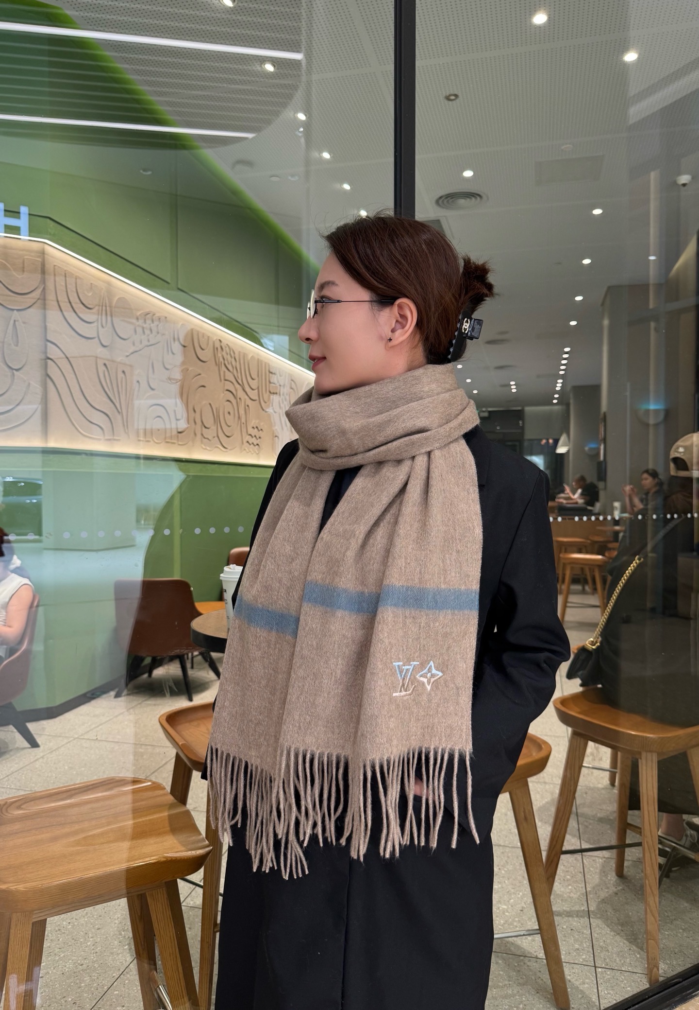 NO:678366,LV gradient LoGo cashmere scarf for couples!  Foreign trade company final order!  Thumbs up and keep it for yourself, a rare high-end product!  Family benefits!  A very genuine scarf ~ I love the fabric, it is very soft, delicate and comfortable, with slight water ripples!  The small logo is very delicate embellishment, simple and elegant, with texture and not ostentatious ~ The bulk goods were shipped and shipped a few months ago ~ There is a little left over in the last order to benefit everyone ~ Classic 35cm wide cashmere scarf!  Unisex style, specification: 35*180 (total length including tassels: 180cm), suitable for formal wear or casual wear. It can be folded in half and hung in a circle or wrapped in a circle. It is stylish for a gentleman and has a warm demeanor!  high version scarf,high version scarf,louis vuitton19860909LV渐变LoGo羊绒围巾情侣款！外贸公司尾单！怒赞自留,难得的高端货！家属福利！非常正的围巾~面料大爱,非常柔软细腻舒服,轻度水波纹！小小Logo非常精致的点缀,大气简约 有质感不张扬~大货几个月前已装船发走~尾单余一丢丢福利大家~经典35cm宽羊绒围巾！男女通用款式,规格35*180（含穗子总长180cm）,搭配正装或者搭配休闲装都很合适~对折挂围或者绕圈围都完全可以,绅士有型~有温度的风度！高版本围巾,高版本围巾,louis vuitton,scarf