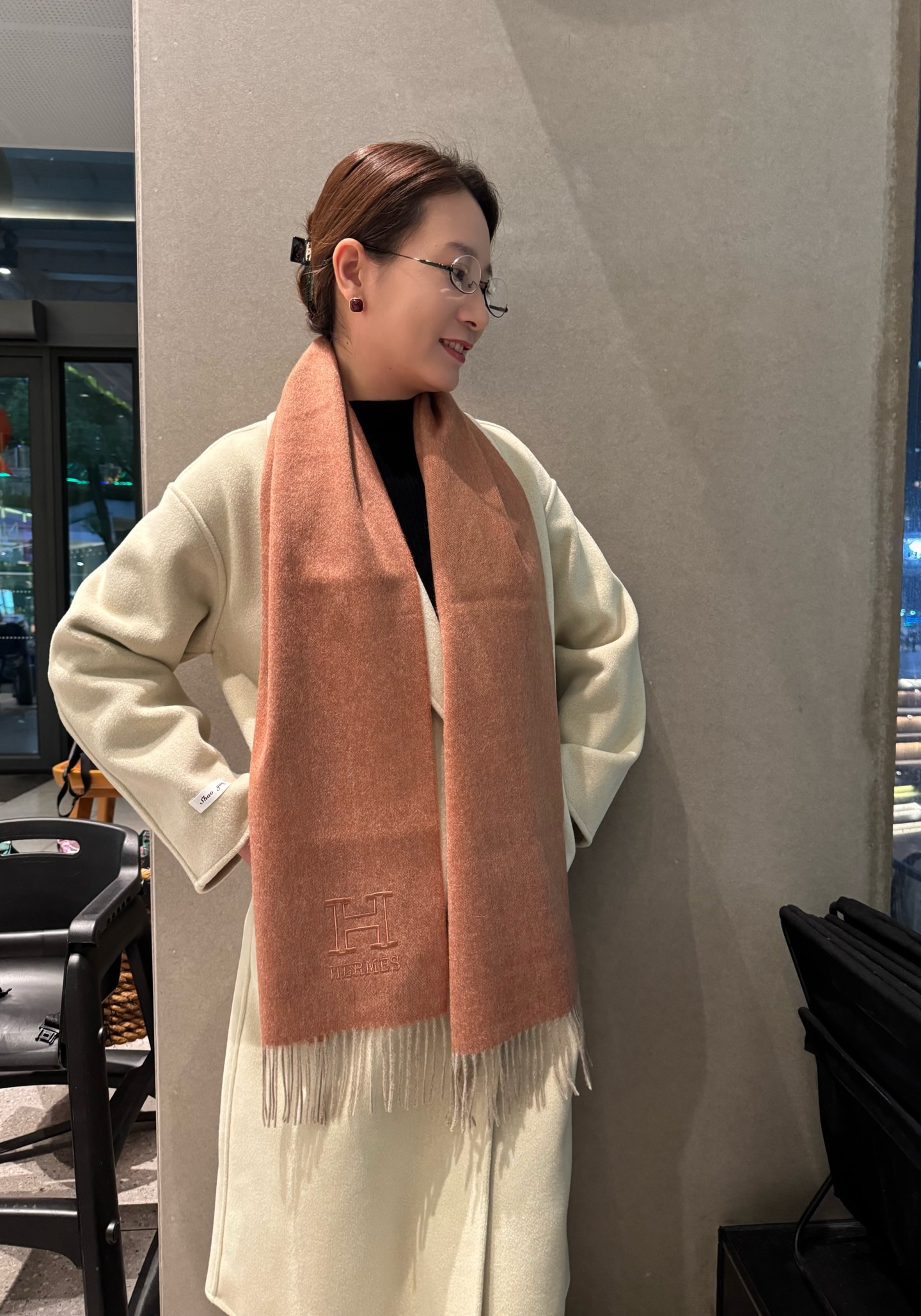 NO:678399,Hermes · Hermès lambswool scarf, rare soft color matching, low-key yet elegant, high-end comfortable and fashionable temperament, full of big-brand style, Super Amway Big H, this soft scarf that touches the heart, extremely simple color with low-key Big H embroidery logo, the finishing touch without losing beauty, the pursuit of successful people, the color is absolute, a little unique fairy spirit, the absolute choice for couples, the color is elegant, not enchanting, specifications 35x  190cm high version scarf, high version scarf, hermes, hermes19860909Hermes · 爱马仕羊羔绒围巾,难得一见的温柔配色,低调又不失优雅,高级舒适时髦气质,大牌范十足,超级安利大H这款触动内心的柔美围巾,极其简单的颜色搭配低调的大H刺绣logo,点睛之笔确又不失美感,成功人士的追求,色彩绝对,有点独有的仙气,绝对的情侣款不二之选,颜色淡雅,不妖娆规格35x 190cm高版本围巾,高版本围巾,hermes,hermes,scarf