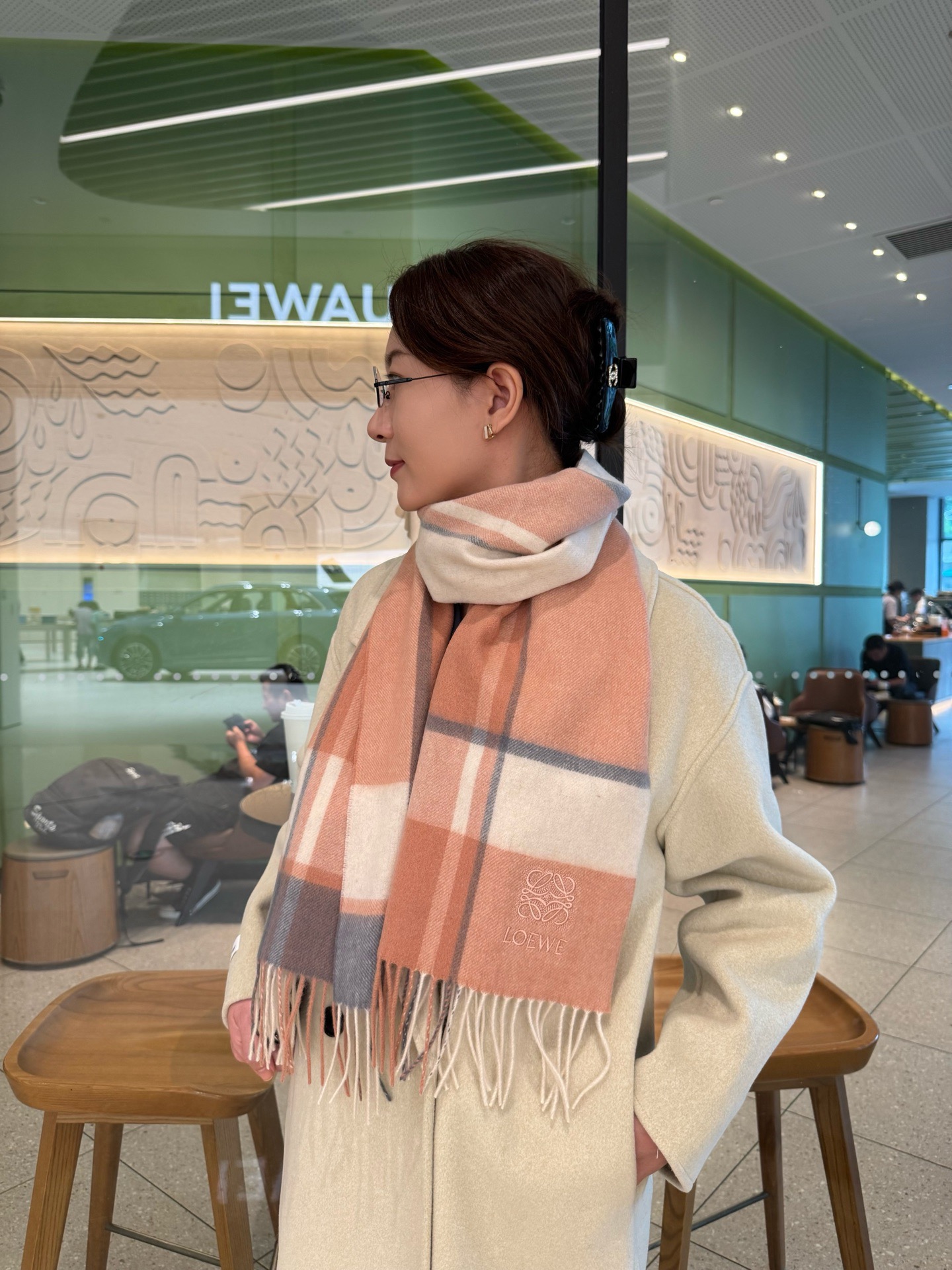 NO:678349,Loewe · Loewe's rare soft color cashmere scarf, low-key yet elegant. High-end, comfortable and fashionable temperament is highly recommended. It is a niche but full of big-name style. Super Amway. Loewe's soft scarf that touches the heart, with exquisite embroidery logo, is the finishing touch without losing the beauty. The color is absolute, a bit unique and fairy-like. The color is elegant and not enchanting. Specifications: 35x  180cm high version scarf, high version scarf, loewe, loewe19860909Loewe · 罗意威难得一见的温柔配色羊绒围巾,低调又不失优雅 重点推荐高级舒适时髦气质,名小众,却大牌范十足,超级安利loewe这款触动内心的柔美围巾,搭配精致刺绣logo,点睛之笔确又不失美感,色彩绝对,有点独有的仙气,颜色淡雅,不妖娆规格35x 180cm高版本围巾,高版本围巾,loewe,loewe,scarf