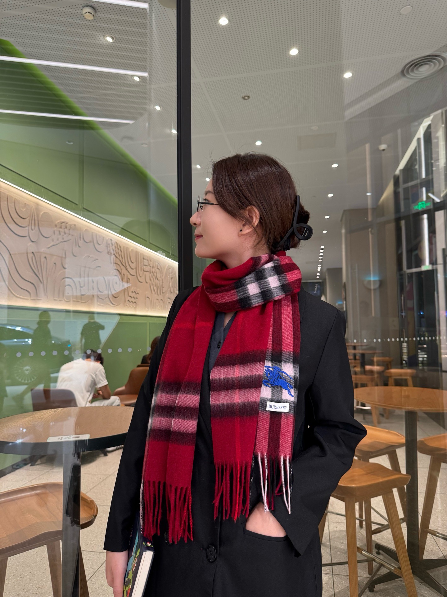 NO:678353,Burberry's classic plaid war cashmere scarf is of excellent quality and feels. High-end cashmere products are absolutely screaming quality and top design models from fashion brands. The classic plaid and fashionable color matching are the screaming highlights of this high-end product that is a must-have for autumn and winter.. Currently, it is a super hot item in counters at home and abroad. It is definitely a high-end product that you can't wait for. Size 30*180cm high version scarf, high version scarf, burberry, burberry19860909巴宝莉 Burberry万年经典款格纹战 羊绒围巾品质手感好到不行羊绒高尖端产物绝对令人尖叫的品质时尚大牌的顶尖设计款..经典格子搭配时尚拼色是此款令人尖叫的亮点秋冬必备的高端精品..目前海内外专柜都超级爆款绝对是手慢无的高端精品 尺寸30*180cm高版本围巾,高版本围巾,burberry,burberry,scarf