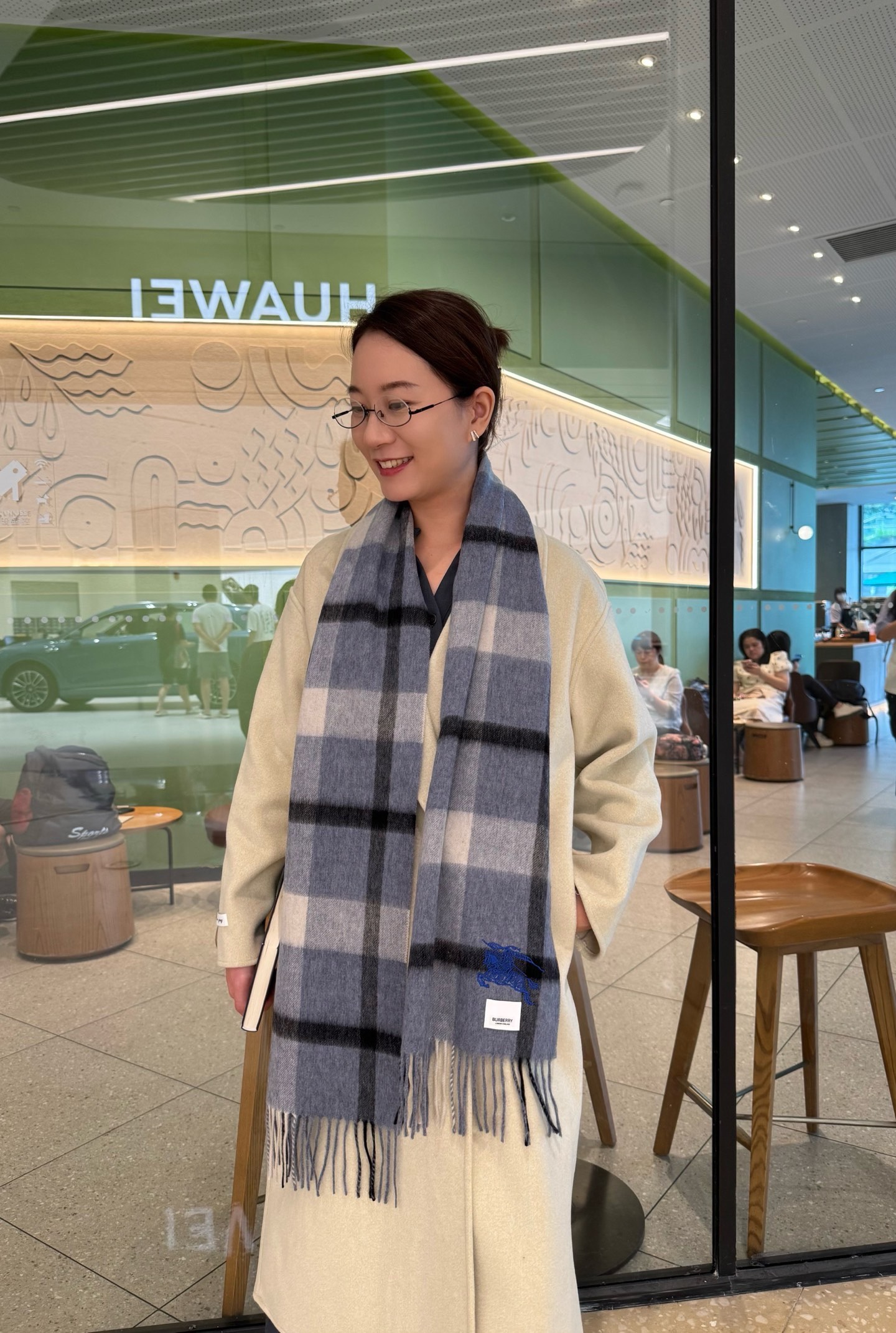 NO:678480,Burberry cashmere plaid is so pretty that it’s so stylish and charming!  !  !  Very tasteful and fashionable autumn and winter items!  I really like it, very Classic design, cashmere, the feel is really amazing!  !  It can be used both reversibly and reversibly, and the upper body effect really looks good no matter how you wear it!  !  This style is really worth buying with your eyes closed. It is unisex and can be easily worn by any age group!  high version scarf, high version scarf, burberry, burberry19860909巴宝莉Burberry羊绒格子好看的要疯掉了,太有型太有魅力了！！！非常品味时尚的秋冬单品！真的很喜欢,非常Classical的设计,羊绒,手感真的绝了！！正反两用,上身效果真的随便怎么围都好看！！这种款式真的闭着眼买,男女通用,任何年龄层都轻松驾驭！高版本围巾,高版本围巾,burberry,burberry,scarf