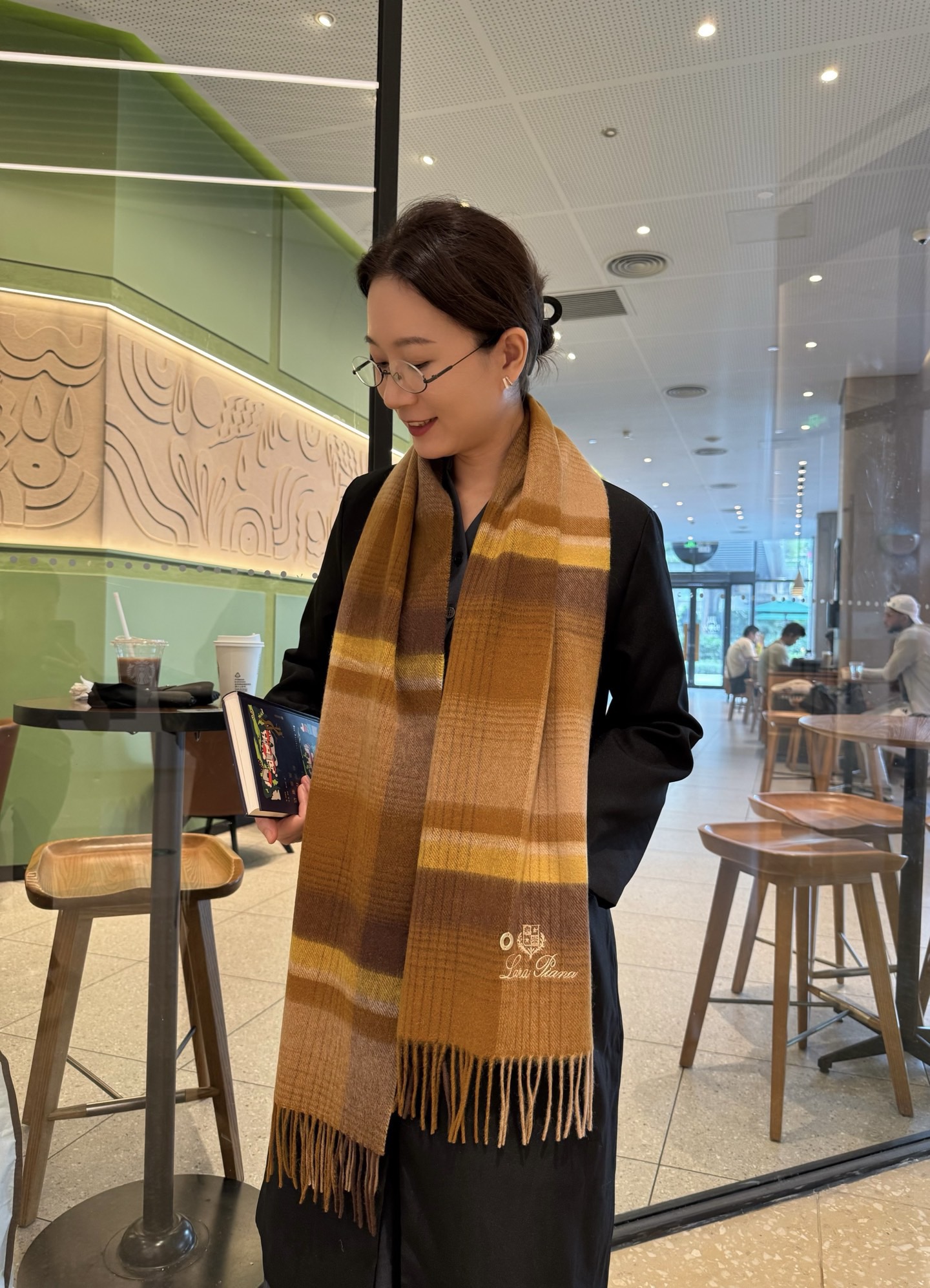 NO:678359,Loro Piana · 诺yo Piana [Family benefits are coming!  !  LP high-end heavy scarf!  】An angry recommendation, excited~!  !  Be sure to get started quickly, we have the same counter, the most high-end couple's model ~ the craftsmanship is difficult, and it is super soft and waxy! Our price is really unbeatable and great value!  Price feedback from my mother ~ I love the fabric, the double-sided cashmere yarn is really clear and clean, and the velvet feel in your hand is really super comfortable!  Very soft, the upper body effect is unparalleled and beautiful. Medium thickness, very close to the neck~ Size specification 30*185cm high version scarf, high version scarf, loro piana, loro piana19860909Loro Piana · 诺悠翩雅【家属福利来了！！LP高端重磅围巾！】怒赞推荐,激动~！！下手绝对要快,同步专柜,最高端的情侣款~工艺难度大,超级无敌软糯!我们这个价格真的无敌超值！亲妈价格回馈~面料大爱,双面的羊绒纱线真的清晰干净,握在手里绒感真的超级无敌舒服！非常柔软,上身效果无敌好看 中等厚度,非常亲脖子的一款~ 尺寸规格30*185cm高版本围巾,高版本围巾,loro piana,loro piana,scarf