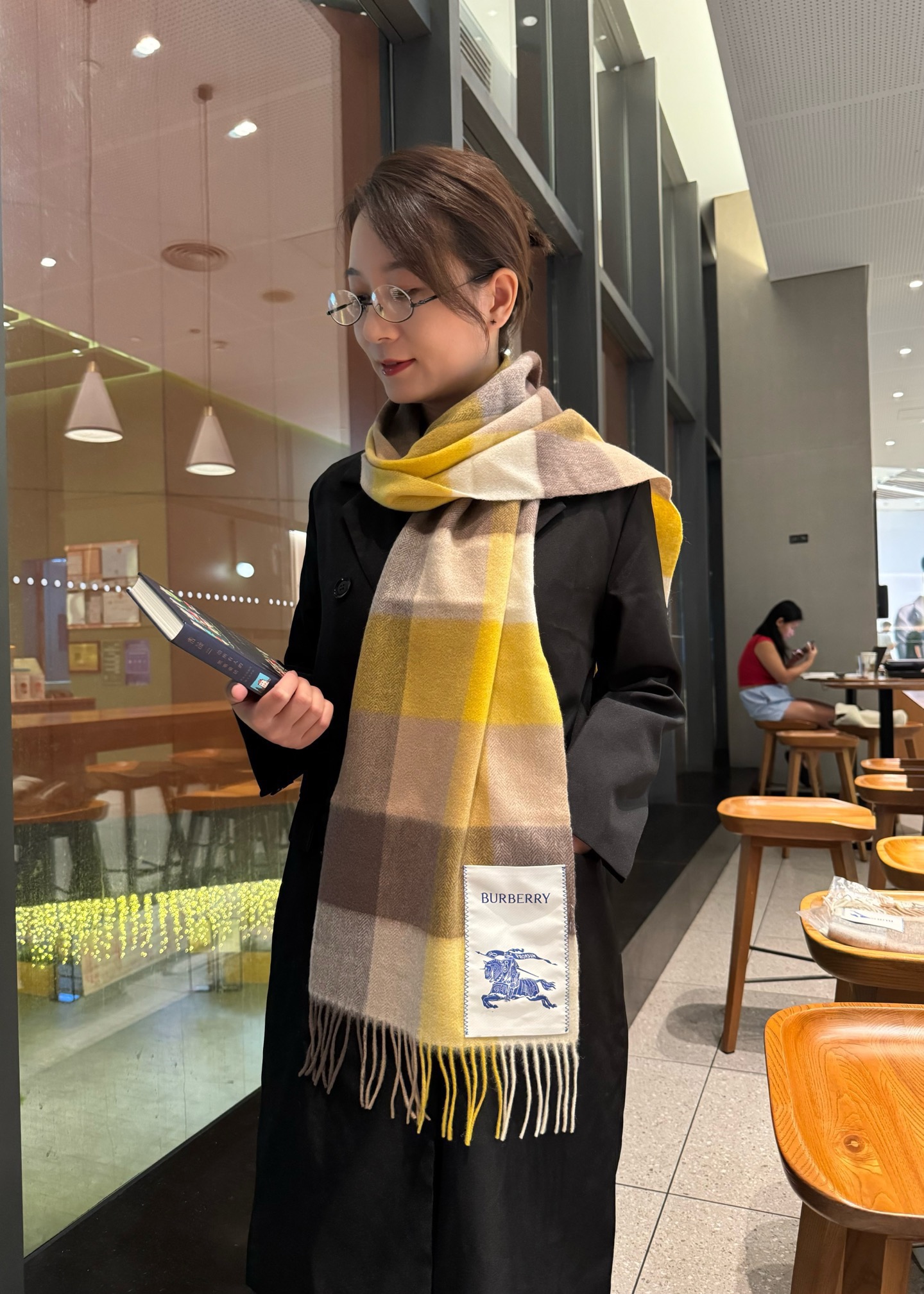 NO:678370,Burberry · Burberry scarf is so beautiful that it’s so stylish and charming. It’s a very elegant and fashionable autumn and winter item!  I really like it, it’s a very classic design for couples. The men’s items are small but refined, and the feel is really great on the upper body. It looks good no matter how you wear it!  !  This style is really worth buying with your eyes closed, and it can be easily worn by any age group!  !  !  30*180cm high version scarf, high version scarf, burberry, burberry19860909Burberry · 巴宝莉围巾好看的要疯掉了,太有型太有魅力了非常斯文时尚的秋冬单品！真的很喜欢,非常Classical的情侣设计.男人的东西少而精手感真的绝了上身效果真的随便怎么围都好看！！这种款式真的闭着眼买,任何年龄层都轻松驾驭！！！30*180cm高版本围巾,高版本围巾,burberry,burberry,scarf