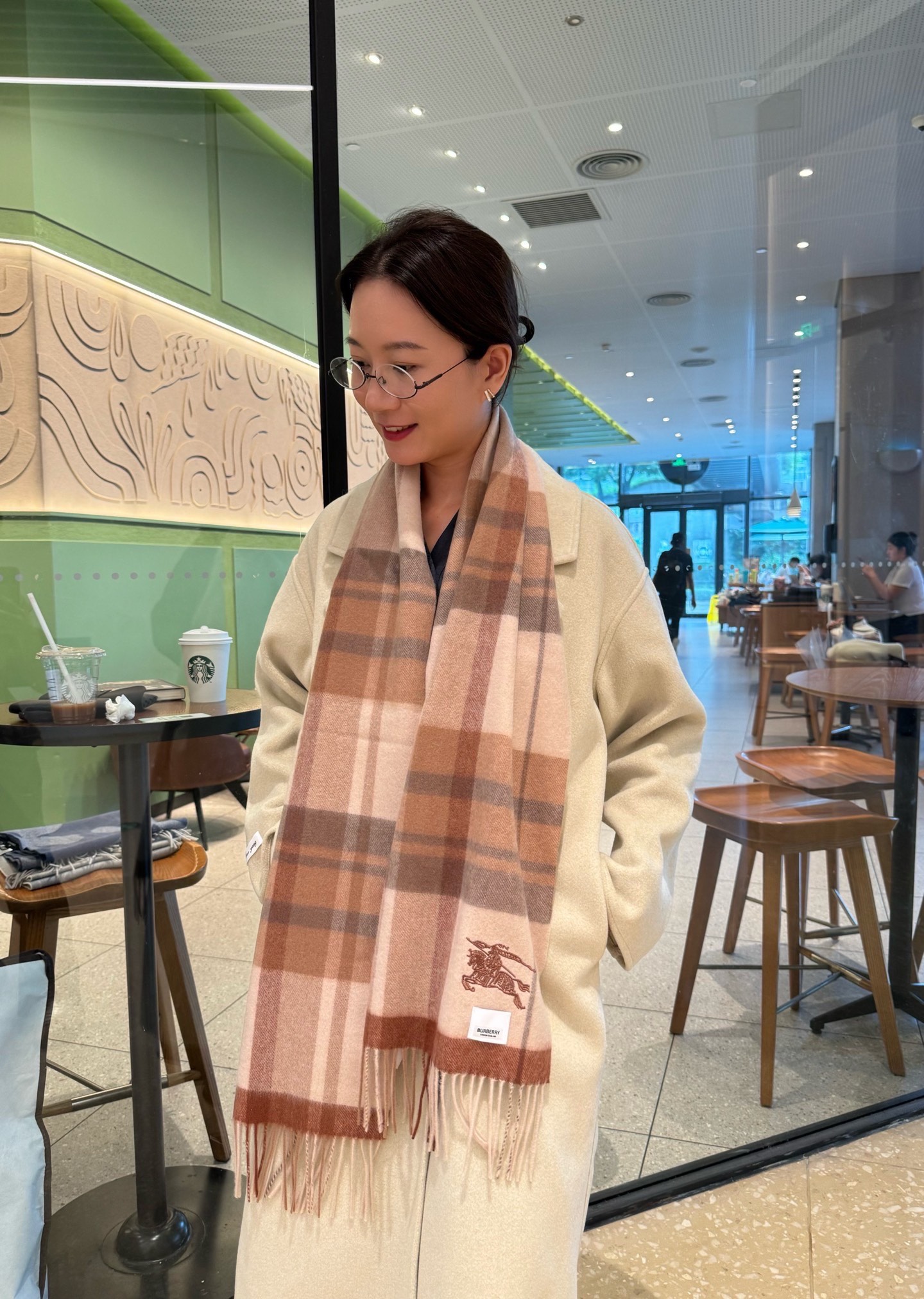 NO:678379,The exquisite war horse embroidery of Burberry's export order tail goods makes the scarf look more advanced and elegant. The design of high-end scarves has always been simple but super nice. It is very practical and versatile for daily use. The texture is really appreciated by customers. The raw materials are soft and waxy, and the drape is also very good. In short, I really like this expert-level fashion sense. Fashionable people with attitude will definitely like it. Young, fashionable, confident, and attitude. It is beautiful!  This kind of design is more advanced, more grand, and more worthy of recommendation. Size: 30x180 cm, cashmere high version scarf, high version scarf, burberry, burberry19860909Burberry ·巴宝莉出口订单尾货精致的战马刺绣让围巾显得更加高级优雅,高端围巾设计向来都很简约但就是超nice,日常非常实用百搭手感真的非常赞客供原料,软糯,垂感也非常好,总之非常非常喜欢这种高手级别的时髦感,有态度的时髦人一定会喜欢.年轻,时髦,自信,有态度.很美！这样的设计更高级,更大气,更加经得起推荐 尺寸:30x180 cm,羊绒高版本围巾,高版本围巾,burberry,burberry,scarf