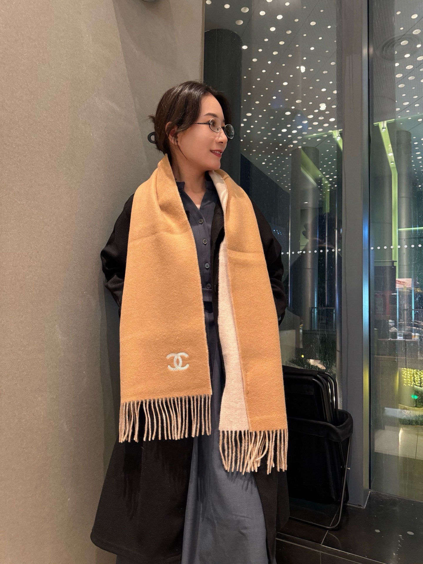 NO:678385,Chanel · Chanel's rare gentle color matching, super obsessed with temperament, low-key, quiet and elegant] High-end, comfortable and fashionable temperament, simple but not simple, full of big-name style, Super Amway Grandma, this soft scarf that touches the heart, is the finishing touch without losing beauty, the color is definitely a bit of a unique fairy, the color is elegant, not enchanting. Specifications: 35 x 180cm high version scarf, high version scarf, chanel, chanel19860909Chanel · 香奈儿难得一见的温柔配色,超级迷恋气质低调恬静又不失优雅】重点推荐高级舒适时髦气质,简约却又不简单,大牌范十足,超级安利香奶奶这款触动内心的柔美围巾,点睛之笔确又不失美感,色彩绝对有点独有的仙气,颜色淡雅,不妖娆规格35 x 180cm高版本围巾,高版本围巾,chanel,chanel,scarf