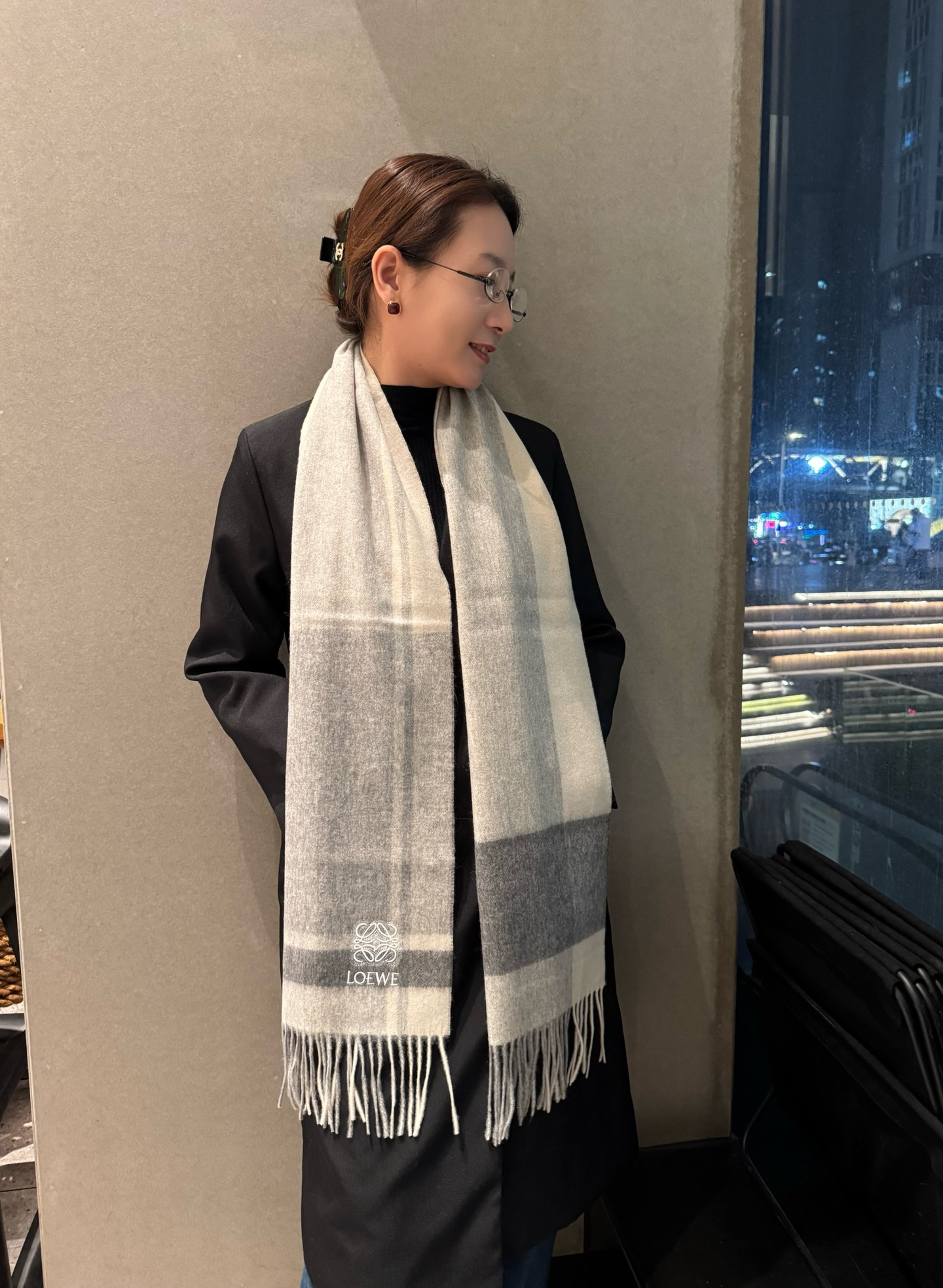 Loewe · 罗意威难得一见的温柔配色 高品质进口羊绒围巾,情侣款,低调又不失优雅❗ 重点推荐❗高级舒适时髦气质,名小众,却大牌范十足,超级安利❗loewe这款触动内心的柔美围巾,搭配精致刺绣logo,点睛之笔确又不失美感,色彩绝对💯规格:32x 180cm 💯山羊绒