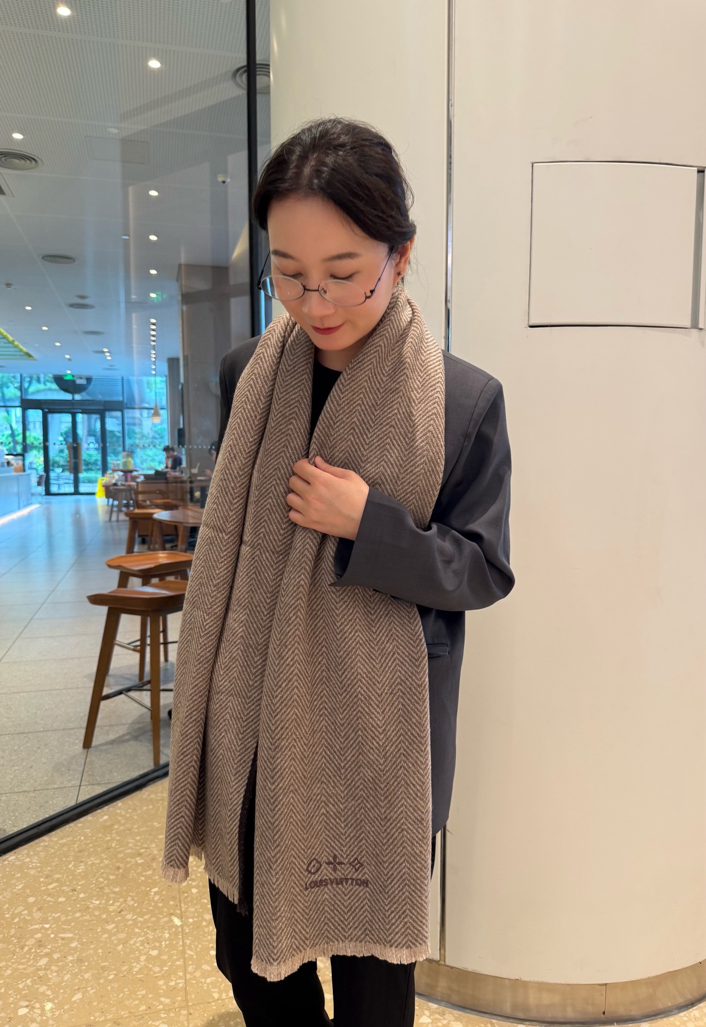 NO:704279,Lv cashmere scarf is a big new release, a hot model, the best hard goods in the channel ~ The last order of the direct supply counter in Italy is very small, the customer-supplied cashmere fabric has a soft and waxy feel, and has been treated with 'trembling' to increase the brightness of the color. It has always been based on the strict selection of the highest quality cashmere. Without comparison, there is no harm. The world's top cashmere makes the scarf extremely luxurious.  It also increases the beauty and functionality. You must keep two of each color. No headaches when matching, no regrets for ten thousand years. What is particularly recommended is that this style is a twill color, carefully selected popular colors, the color is bright and high-end, and the whole family can match any color. 45*200cm, Albas cashmere high version scarf, high version scarf, louis  vuitton19860909Lv羊绒围巾送给重磅上新,爆款爆款,渠道极品硬货～出口意大利直供专柜尾单到手数量极少,客供面料羊绒,手感软糯,经“颤栗”处理,增加了色彩的鲜艳度一直以严格选用最高品质的羊绒为基准,没有对比就没有伤害,世界最顶级羊绒,让围巾奢华到不行,更是增加了美感和功能性,每色必留两条,搭配不头疼,不留后悔一万年,特别值得推荐的是,此款是斜纹色系,精挑细选的流行配色,色彩感鲜明又高级的感觉全家哪个颜色都可以互相搭配45*200cm,阿尔巴斯山羊绒高版本围巾,高版本围巾,louis vuitton,scarf