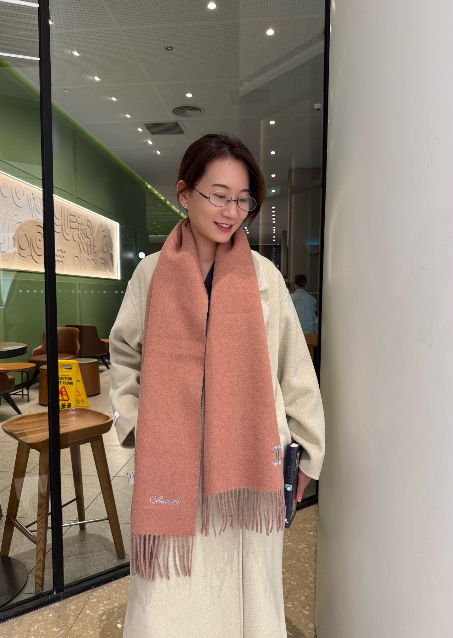 NO:704287,Chanel · Chanel's rare gentle color matching, super obsessed with temperament, low-key, quiet and elegant] Highly recommended double-sided color matching, one scarf with two high-end, comfortable and fashionable temperaments, simple but not simple, full of big-name style, Super Amway Grandma This soft scarf that touches the heart, the finishing touch without losing beauty, the pursuit of successful people, the color is definitely a bit unique and fairy-like, the absolute choice for couples, the color is elegant, not enchanting Specifications 35 x  180cm high version scarf, high version scarf, chanel, chanel19860909Chanel · 香奈儿难得一见的温柔配色,超级迷恋气质低调恬静又不失优雅】重点推荐 双面配色,一条围巾两种搭配高级舒适时髦气质,简约却又不简单,大牌范十足,超级安利香奶奶这款触动内心的柔美围巾,点睛之笔确又不失美感,成功人士的追求,色彩绝对有点独有的仙气,绝对的情侣款不二之选,颜色淡雅,不妖娆规格35 x 180cm高版本围巾,高版本围巾,chanel,chanel,scarf