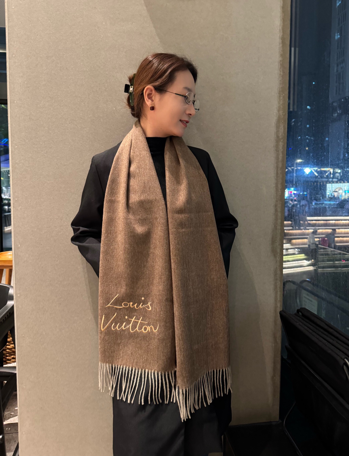 NO:704289,LV cashmere scarf highly recommended!  Top-quality lambswool material. A very elegant and fashionable autumn and winter item, high-end product. The drape of cashmere is visible to the naked eye, very warm, soft and skin-friendly without irritating the neck. Universal for couples, size 30*180cm is full of love. High version scarf, high version scarf, louis vuitton19860909LV羊绒围巾 重磅推荐！顶级羔羊绒材质.非常斯文时尚的秋冬单品,高端货,羊绒垂感肉眼可见非常保暖,柔软亲肤不扎脖.情侣款通用,size30*180cm满满的爱高版本围巾,高版本围巾,louis vuitton,scarf