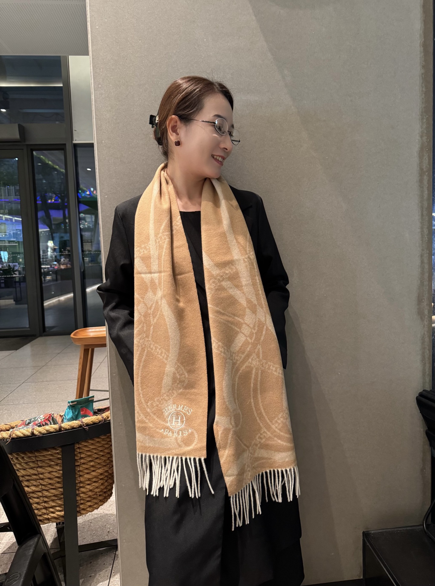 NO:704294,Hermes · Hermès double-sided jacquard scarf is crazy beautiful, so stylish and charming, a very elegant and fashionable autumn and winter item!  I really like it. It’s a very classic cashmere design for couples. It feels really great on the upper body and looks good on any waist!  !  This style is really worth buying with your eyes closed, and it can be easily worn by any age group!  !  !  30*180cm high version scarf, high version scarf, hermes, hermes19860909Hermes ·爱马仕双面提花围巾好看的要疯掉了,太有型太有魅力了非常斯文时尚的秋冬单品！真的很喜欢,非常Classical的情侣款设计羊绒,手感真的绝了上身效果真的随便怎么围都好看！！这种款式真的闭着眼买,任何年龄层都轻松驾驭！！！30*180cm高版本围巾,高版本围巾,hermes,hermes,scarf