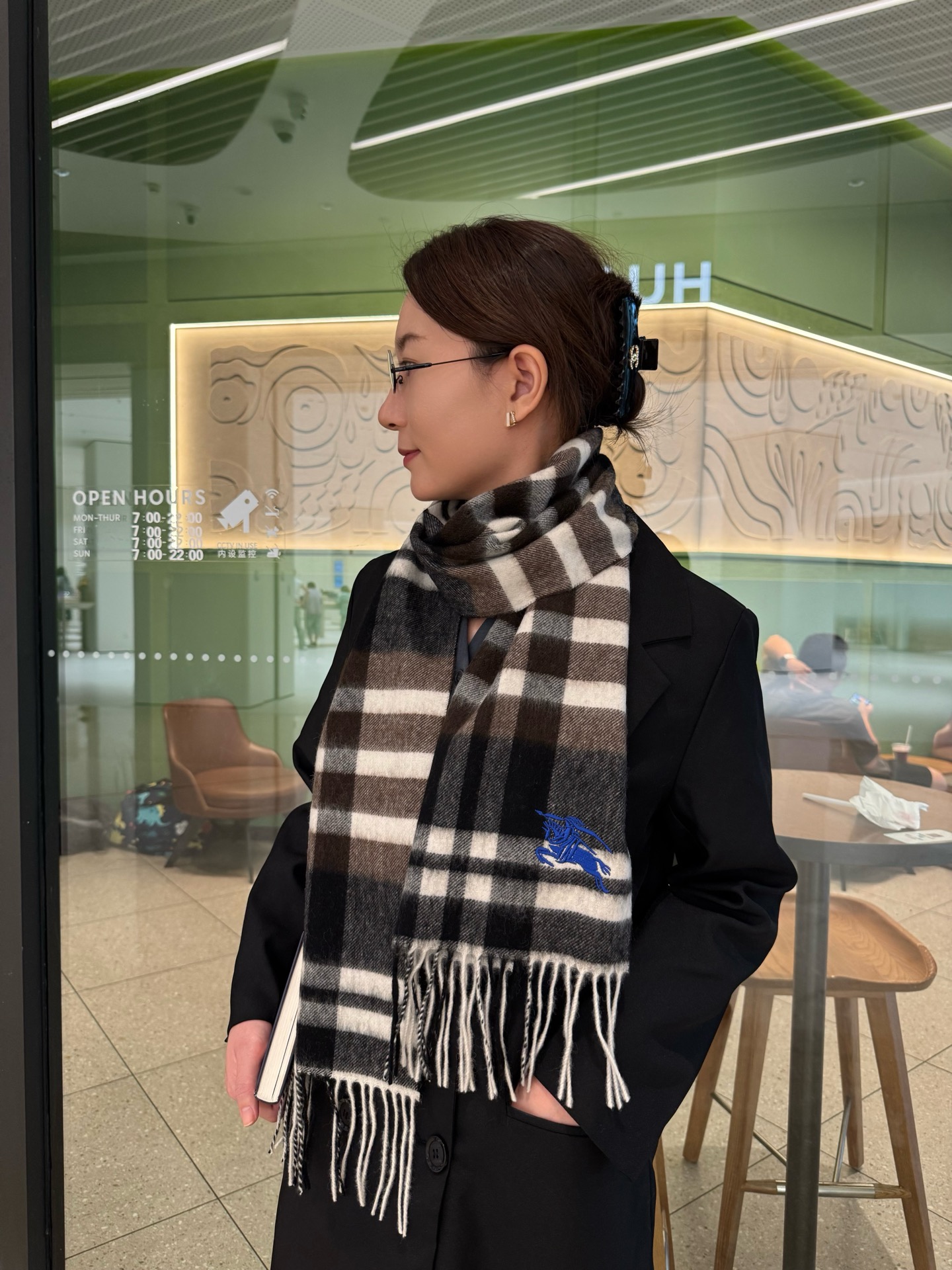 NO:704296,Burberry classic plaid embroidered scarf, the quality is so good and feels so good. 1 high-end product, absolutely screaming quality, top design model from a fashion brand. The classic plaid with fashionable color matching is the screaming highlight of this style. It is a must-have high-end boutique for men and women in autumn and winter.. Currently, it is a super hit in counters at home and abroad. It is definitely a high-end boutique that is not available in a hurry. Size 30*180cm high version scarf, high version scarf, burberry, burberry19860909巴宝莉 Burberry经典款格纹绣 围巾品质手感好到不行1高尖端产物绝对令人尖叫的品质时尚大牌的顶尖设计款..经典格子搭配时尚拼色是此款令人尖叫的亮点男女秋冬必备的高端精品..目前海内外专柜都超级爆款绝对是手慢无的高端精品 尺寸30*180cm高版本围巾,高版本围巾,burberry,burberry,scarf