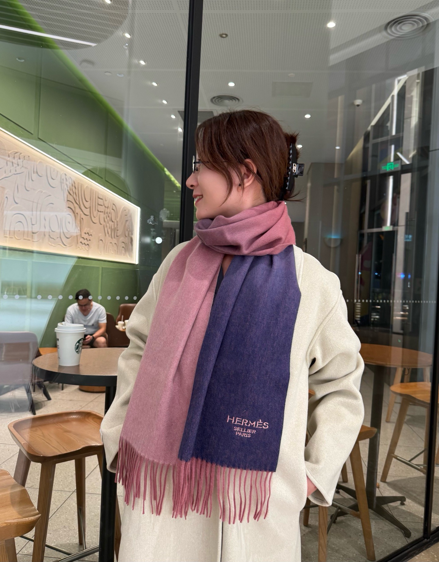 NO:704311,Hermes ·  Hermès, rare gradient gentle color matching, low-key yet elegant. Highly recommended double-sided color matching, two styles in one scarf, high-end, comfortable and fashionable temperament, niche, but full of big-name style. Super Amway, this soft scarf that touches the heart, extremely simple color with exquisite embroidered logo, the finishing touch is true without losing beauty, the pursuit of successful people, the color is absolute, a little unique fairy spirit, the absolute choice for couples, the color is elegant, not enchanting Specifications 30x  180cm high version scarf, high version scarf, hermes, hermes19860909Hermes · 爱马仕,难得一见的渐变温柔配色,低调又不失优雅重点推荐双面配色,一条围巾两种风格搭配,高级舒适时髦气质,名小众,却大牌范十足,超级安利这款触动内心的柔美围巾,极其简单的颜色搭配精致刺绣logo,点睛之笔确又不失美感,成功人士的追求,色彩绝对,有点独有的仙气,绝对的情侣款不二之选,颜色淡雅,不妖娆规格30x 180cm高版本围巾,高版本围巾,hermes,hermes,scarf