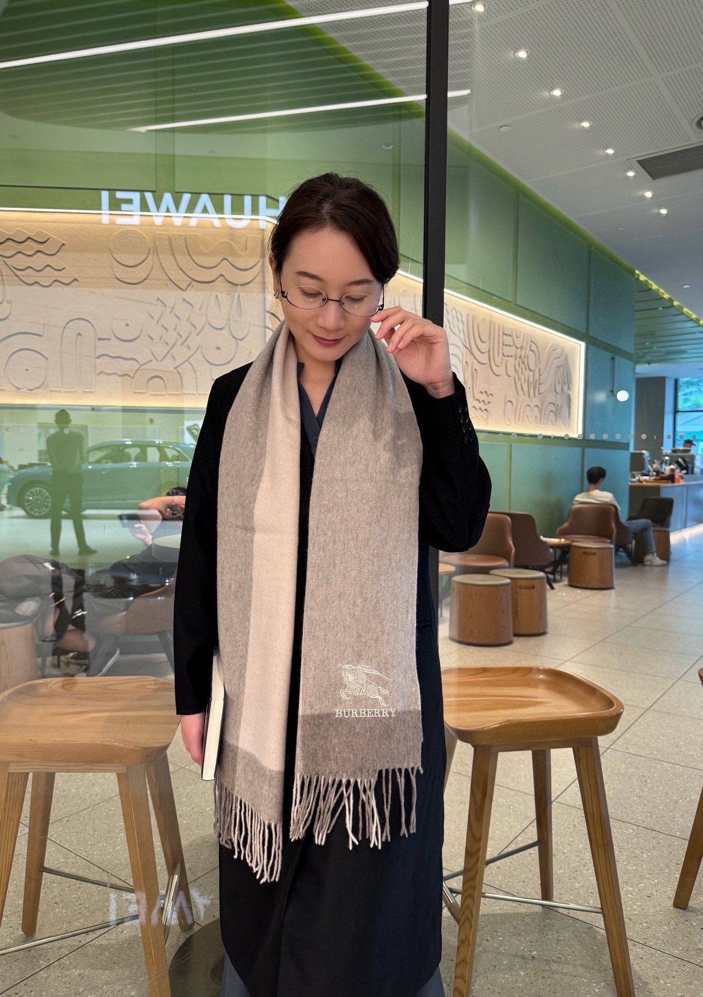 NO:704309,Burberry · Burberry cashmere scarf is crazy beautiful, so stylish and charming, a very elegant and fashionable autumn and winter item!  I really like it, the very classic couple design feels really great on the upper body and looks great no matter how you wear it!  !  This style is really worth buying with your eyes closed, and it can be easily worn by any age group!  !  !  30*200cm high version scarf, high version scarf, burberry, burberry19860909Burberry · 巴宝莉羊绒围巾好看的要疯掉了,太有型太有魅力了非常斯文时尚的秋冬单品！真的很喜欢,非常Classical的情侣设计手感真的绝了上身效果真的随便怎么围都好看！！这种款式真的闭着眼买,任何年龄层都轻松驾驭！！！30*200cm高版本围巾,高版本围巾,burberry,burberry,scarf