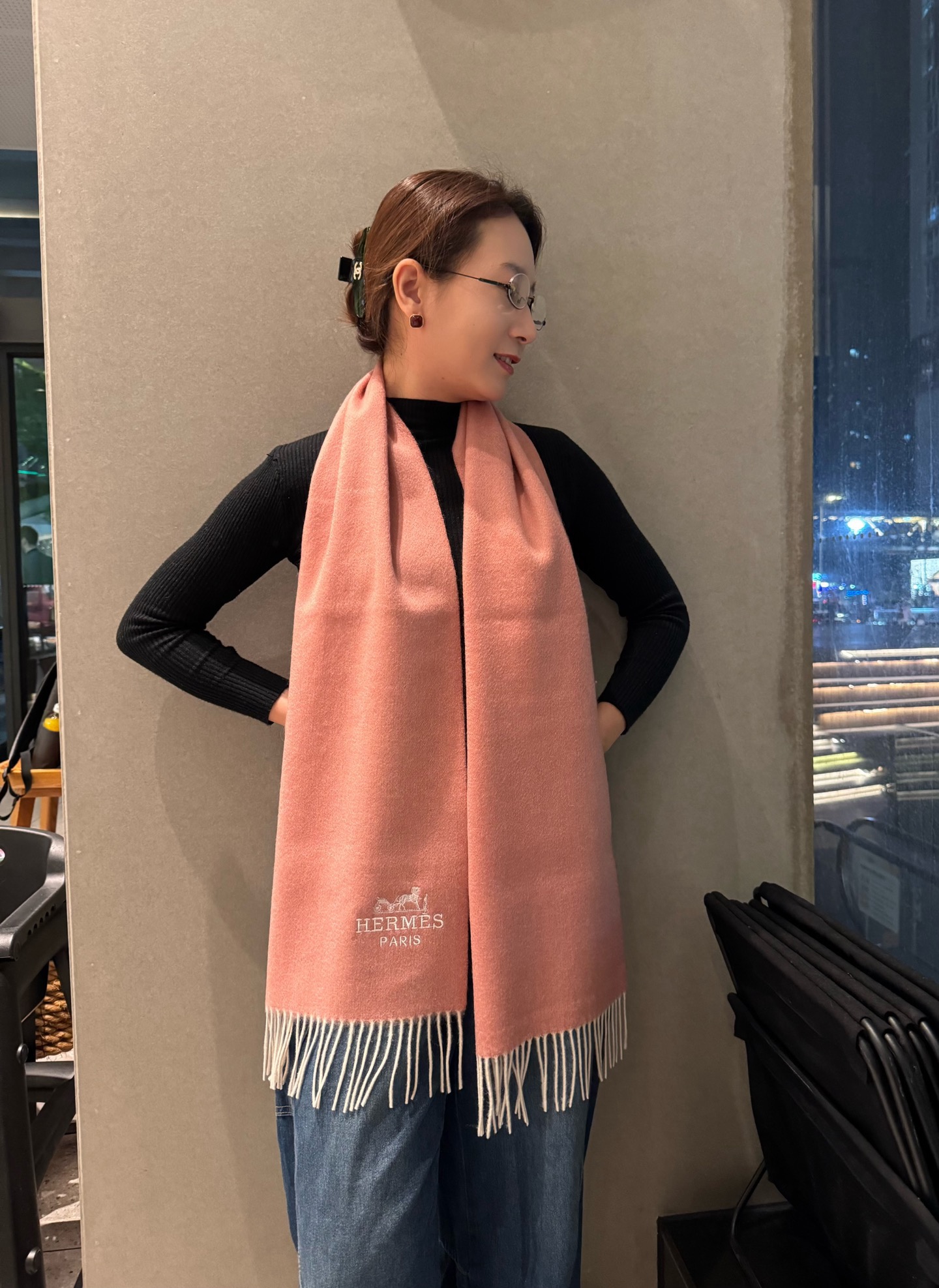 NO:704313,Hermes · Hermès highly recommends. The wool material is very warm, soft and skin-friendly, does not tie the neck, classic double-sided design, one scarf, two styles for boys and girls, size 35*180cm is full of love for high version scarf, high version scarf, hermes, hermes19860909Hermes · 爱马仕重磅推荐 羊毛材质非常保暖 柔软亲肤,不扎脖经典双面设计,一条围巾两种风格男孩女孩通用,size35*180cm满满的爱高版本围巾,高版本围巾,hermes,hermes,scarf