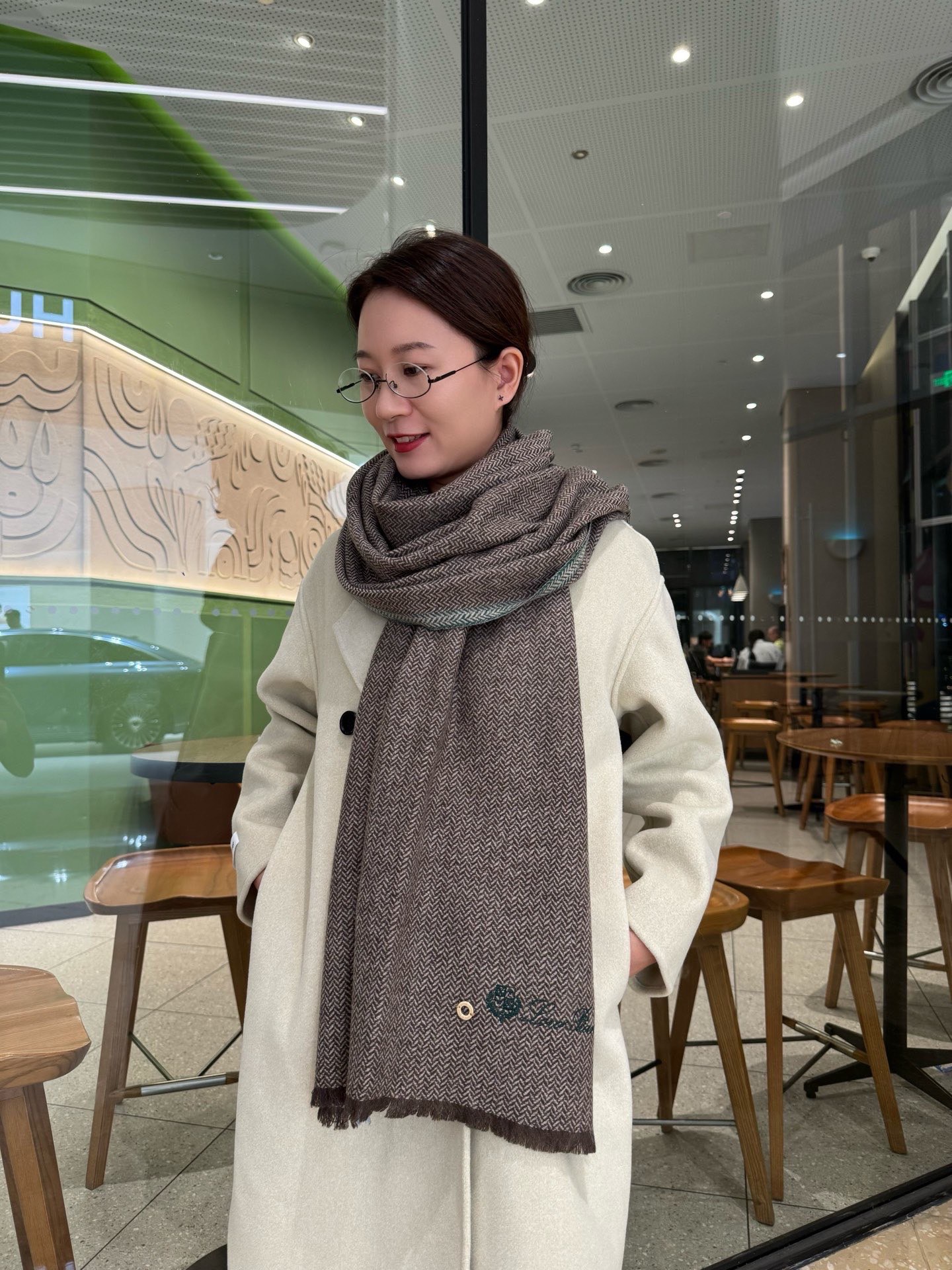 NO:704315,Loro Piana ·  Nuoyou Panya [sold simultaneously on the official website, last order of trading company, top quality cashmere scarf and shawl] It is too expensive to give away and keep for yourself. It is a new product, a hot model, the best hard goods from the channel ~ The quantity of the last order exported directly to Italy is very small, the cashmere is supplied by customers, feels soft and waxy, and has been treated with 'trembling' to increase the brightness of the color. LP has always strictly selected the highest quality cashmere as the benchmark. Without comparison, there is no harm.  The world's top cashmere makes the scarf extremely luxurious and adds beauty and functionality. There must be two of each color. No headaches when matching, and no regrets for ten thousand years. What is particularly recommended is that this style is a twill color, carefully selected popular colors, the color is bright and high-end, and all colors can be matched with each other in the whole family. 60*200cm, Albas cashmere high version scarf, high version scarf, loro  piana,loro piana,shawls19860909Loro Piana · 诺悠翩雅【官网同步发售,贸易公司尾单,极品山羊绒围巾披肩】送人自留都太高大上了重磅上新,爆款爆款,渠道极品硬货～出口意大利直供专柜尾单到手数量极少,客供面料羊绒,手感软糯,经“颤栗”处理,增加了色彩的鲜艳度LP一直以严格选用最高品质的羊绒为基准,没有对比就没有伤害,世界最顶级羊绒,让围巾奢华到不行,更是增加了美感和功能性,每色必留两条,搭配不头疼,不留后悔一万年,特别值得推荐的是,此款是斜纹色系,精挑细选的流行配色,色彩感鲜明又高级的感觉全家哪个颜色都可以互相搭配60*200cm,阿尔巴斯山羊绒高版本围巾,高版本围巾,loro piana,loro piana,shawls,scarf