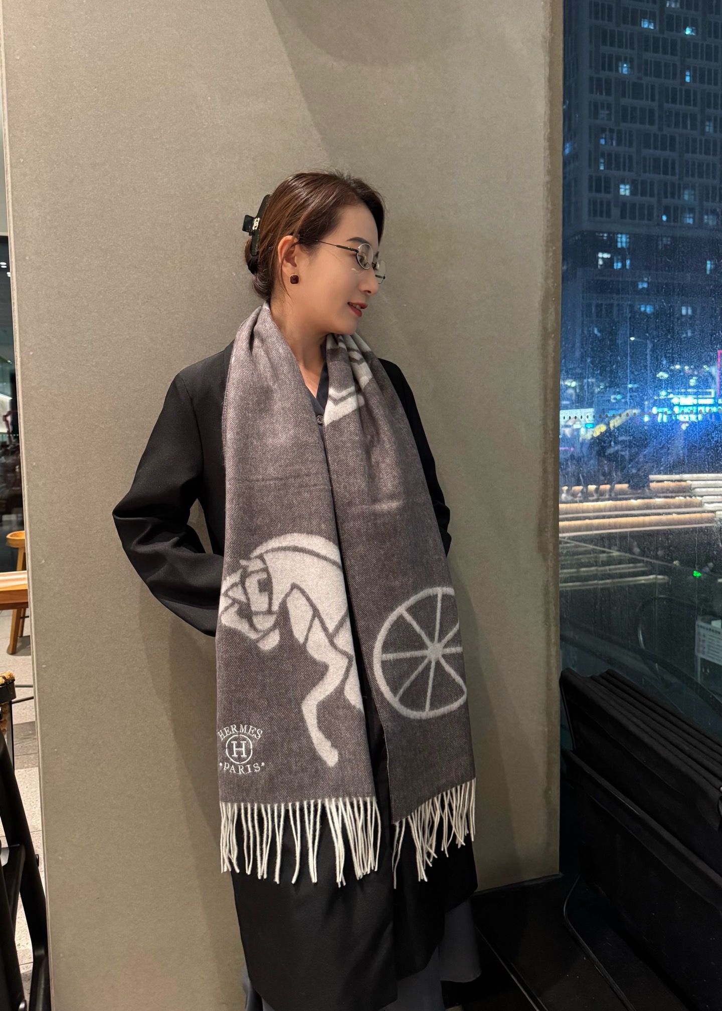 NO:704323,New!  Hermes · Hermès, 'Get Money Now' wool scarf. One scarf with two styles, high-end, comfortable and fashionable temperament, full of big-brand style, Super Amway H. This soft scarf that touches the heart, extremely simple color with low-key H embroidery logo, the finishing touch without losing beauty, the pursuit of successful people, the color is absolute, a little unique fairy spirit, the absolute choice for couples, elegant color specifications 35x  180cm high version scarf, high version scarf, hermes, hermes19860909上新！Hermes · 爱马仕,《马上有钱》羊毛围巾 一条围巾两种风格搭配,高级舒适时髦气质,大牌范十足,超级安利H这款触动内心的柔美围巾,极其简单的颜色搭配低调的H刺绣logo,点睛之笔确又不失美感,成功人士的追求,色彩绝对,有点独有的仙气,绝对的情侣款不二之选,颜色高雅 规格35x 180cm高版本围巾,高版本围巾,hermes,hermes,scarf