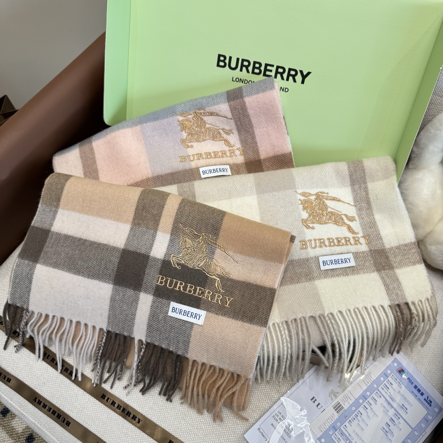 NO:704312,Burberry · Burberry cashmere scarf is crazy beautiful, so stylish and charming, a very elegant and fashionable autumn and winter item!  I really like it, it’s a very classic couple design. It feels really great on the upper body and looks great no matter how you wear it!  !  This style is really worth buying with your eyes closed, and it can be easily worn by any age group!  !  !  30*180cm high version scarf, high version scarf, burberry, burberry19860909Burberry · 巴宝莉羊绒围巾好看的要疯掉了,太有型太有魅力了非常斯文时尚的秋冬单品！真的很喜欢,非常Classical的情侣设计.手感真的绝了上身效果真的随便怎么围都好看！！这种款式真的闭着眼买,任何年龄层都轻松驾驭！！！30*180cm高版本围巾,高版本围巾,burberry,burberry,scarf
