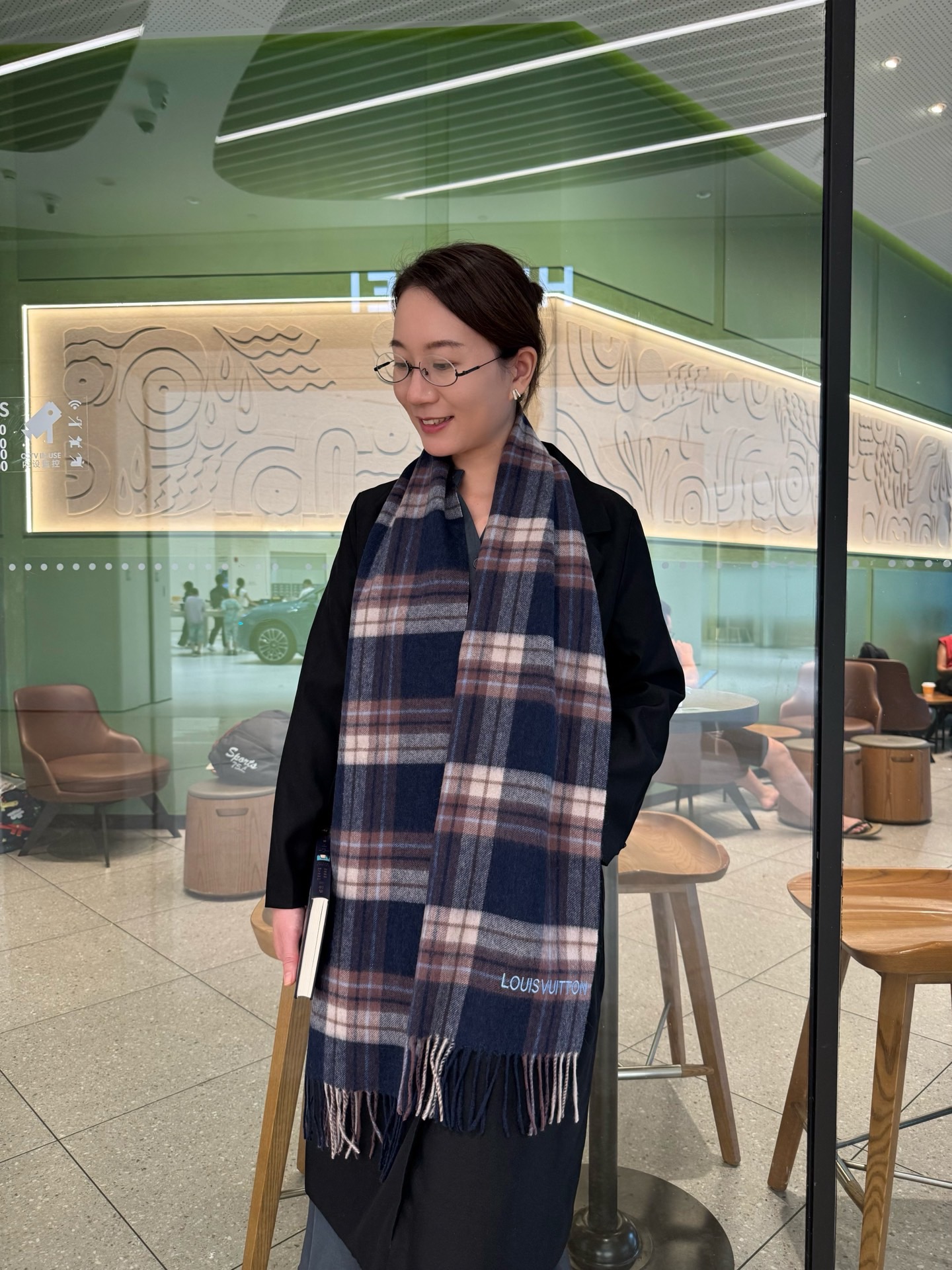 NO:704316,The quality of LV cashmere scarves is so good that it is a high-end product that screams quality. It is a top design model from a fashion brand. The classic plaid combination is the highlight of this style. It is a must-have high-end boutique for men and women in autumn and winter. It is currently a super hot item in counters at home and abroad. It is definitely a high-end boutique that is cheap. Size 30*180cm high version scarf, high version scarf, louis vuitton19860909LV 羊绒围巾品质手感好到不行高尖端产物绝对令人尖叫的品质时尚大牌的顶尖设计款..经典格子搭配是此款令人尖叫的亮点男女秋冬必备的高端精品..目前海内外专柜都超级爆款绝对是手慢无的高端精品 尺寸30*180cm高版本围巾,高版本围巾,louis vuitton,scarf