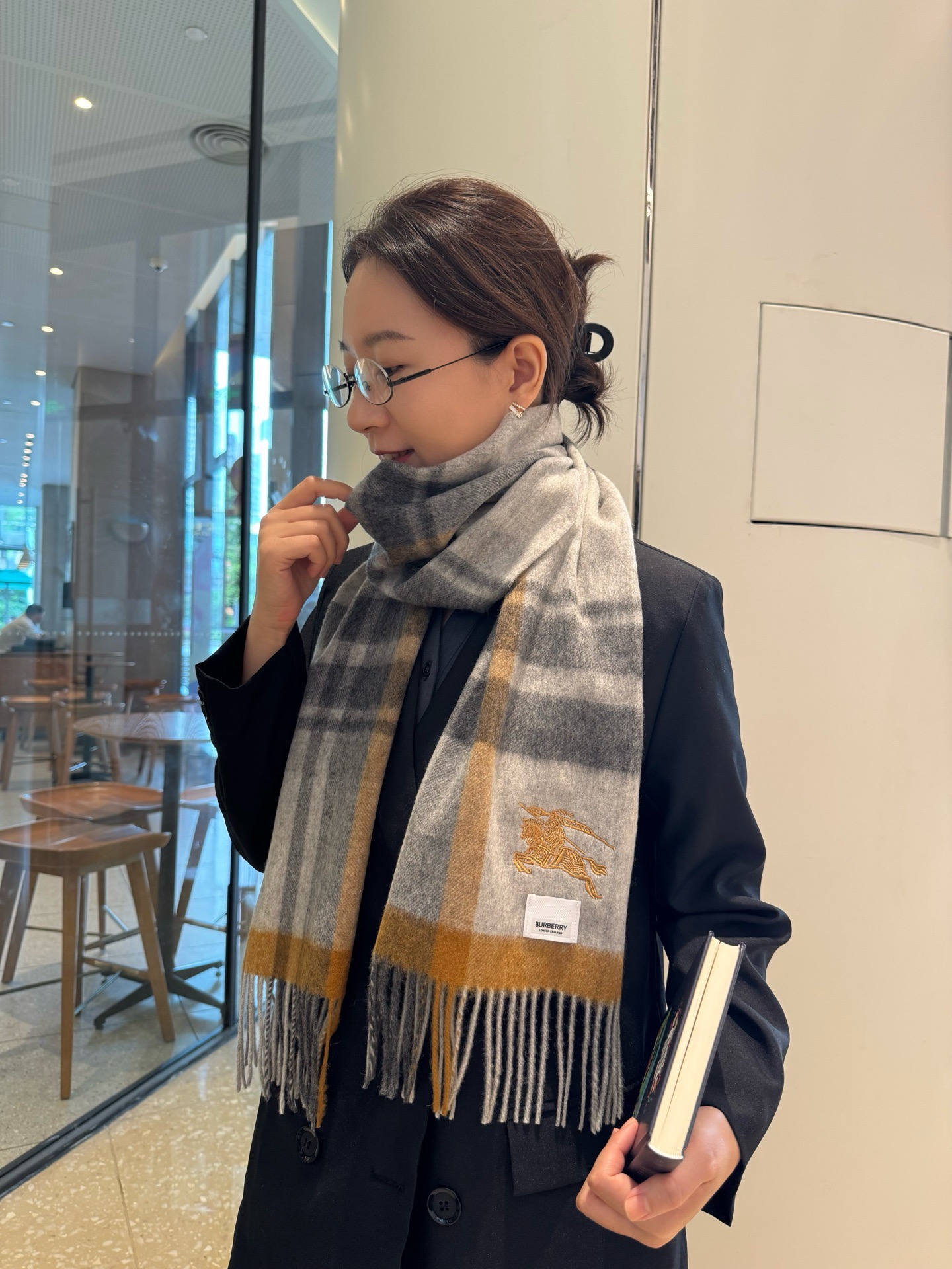 NO:704190,The exquisite war horse embroidery of Burberry's export order tail goods makes the scarf look more advanced and elegant. The design of high-end scarves has always been simple but super nice. It is very practical and versatile for daily use. The texture is really appreciated by customers. The raw materials are soft and waxy, and the drape is also very good. In short, I really like this expert-level fashion sense. Fashionable people with attitude will definitely like it. Young, fashionable, confident, and attitude. It is beautiful!  This kind of design is more advanced, more grand, and more worthy of recommendation. Size: 30x180 cm, cashmere high version scarf, high version scarf, burberry, burberry19860909Burberry ·巴宝莉出口订单尾货精致的战马刺绣让围巾显得更加高级优雅,高端围巾设计向来都很简约但就是超nice,日常非常实用百搭手感真的非常赞客供原料,软糯,垂感也非常好,总之非常非常喜欢这种高手级别的时髦感,有态度的时髦人一定会喜欢.年轻,时髦,自信,有态度.很美！这样的设计更高级,更大气,更加经得起推荐 尺寸:30x180 cm,羊绒高版本围巾,高版本围巾,burberry,burberry,scarf