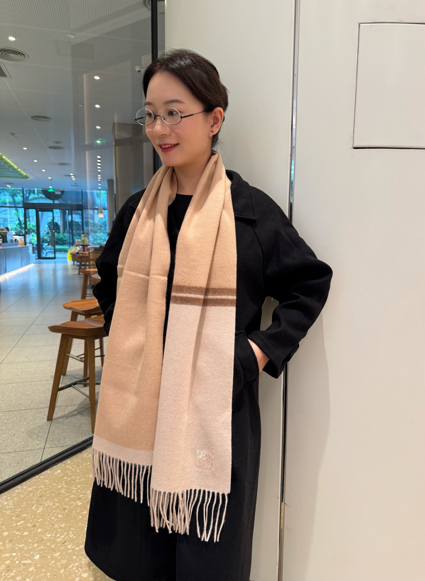 NO:704197,Loewe. Loewe's rare gentle color matching, low-key yet elegant] Highly recommend the bilateral color matching, a scarf with two styles, high-end, comfortable and fashionable temperament, full of big-name style, Super Amway, this soft scarf that touches the heart, extremely simple color with low-key embroidery logo, the finishing touch is indeed beautiful, the color is absolute, a bit unique and fairy-like, the color is elegant, not enchanting, specifications 35x  190cm high version scarf, high version scarf, loewe, loewe19860909Loewe.罗意威难得一见的温柔配色,低调又不失优雅】重点推荐双边配色,一条围巾两种风格搭配,高级舒适时髦气质,大牌范十足,超级安利这款触动内心的柔美围巾,极其简单的颜色搭配低调的刺绣logo,点睛之笔确又不失美感,色彩绝对,有点独有的仙气,颜色淡雅,不妖娆规格35x 190cm高版本围巾,高版本围巾,loewe,loewe,scarf