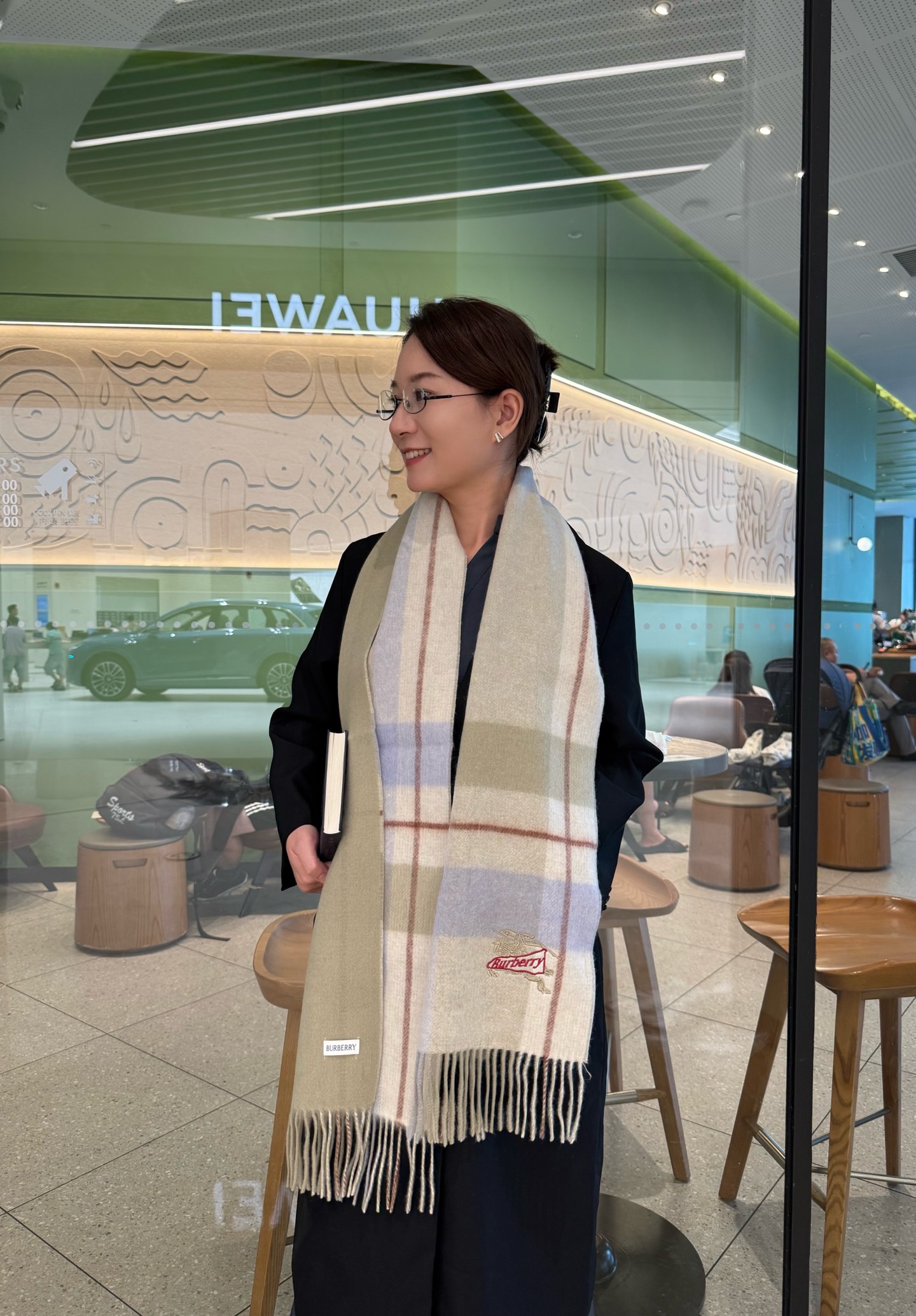 NO:704199,Burberry · Burberry's double-sided scarf is so beautiful that it's so stylish and charming. It's a very elegant and fashionable autumn and winter item!  I really like it. It’s a very classic couple’s design of lambswool. It feels really great on the upper body and looks great no matter how you wear it!  !  This style is really worth buying with your eyes closed, and it can be easily worn by any age group!  !  !  30*200cm high version scarf, high version scarf, burberry, burberry19860909Burberry · 巴宝莉双面围巾好看的要疯掉了,太有型太有魅力了非常斯文时尚的秋冬单品！真的很喜欢,非常Classical的情侣款设计羔绒,手感真的绝了上身效果真的随便怎么围都好看！！这种款式真的闭着眼买,任何年龄层都轻松驾驭！！！30*200cm高版本围巾,高版本围巾,burberry,burberry,scarf