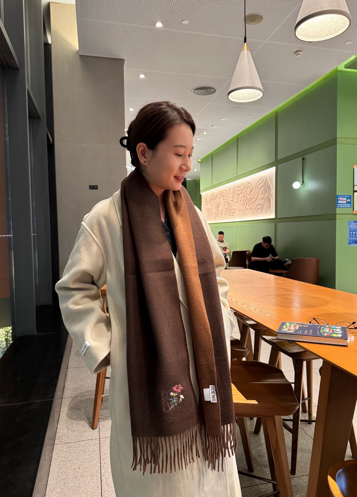 NO:704202,Loewe · Loewe's rare gentle color matching, low-key yet elegant  Highly recommended cashmere double-sided color matching, one scarf with two styles, high-end, comfortable and fashionable temperament, niche, but full of big-name style, super Amway loewe this soft scarf that touches the heart, with exquisite flower embroidery logo, the finishing touch is indeed beautiful, the color is absolute, a bit unique fairy spirit, the absolute choice for couples, the color is elegant, not enchanting Specifications 35x 180cm high version scarf, high version scarf, loewe, loewe19860909Loewe · 罗意威难得一见的温柔配色,低调又不失优雅 重点推荐羊绒双面配色,一条围巾两种风格搭配,高级舒适时髦气质,名小众,却大牌范十足,超级安利loewe这款触动内心的柔美围巾,搭配精致花朵刺绣logo,点睛之笔确又不失美感,色彩绝对,有点独有的仙气,绝对的情侣款不二之选,颜色淡雅,不妖娆规格35x 180cm高版本围巾,高版本围巾,loewe,loewe,scarf