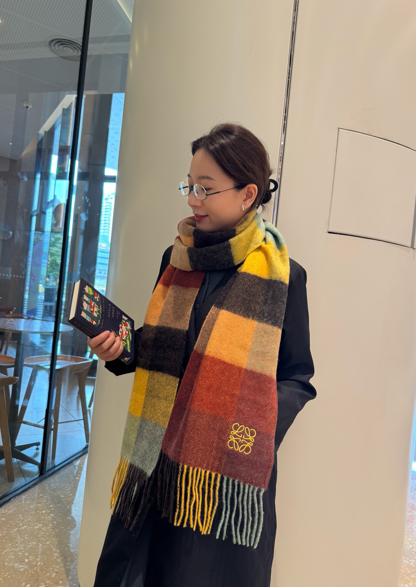 NO:704204,Loewe · Luo Yiwei's new lambswool scarf is so beautiful that it's so stylish and charming. It's a very eye-catching autumn and winter item, allowing you to easily achieve the C position!  I really like it, the color design is very jumpy, the upper body effect is invincible, the feel is really amazing, the upper body effect really looks good no matter how you wear it!  !  This style is really worth buying with your eyes closed, and it can be easily worn by any age group!  !  !  30*200cm high version scarf, high version scarf, loewe, loewe19860909Loewe · 罗意威新款羔羊绒围巾好看的要疯掉了,太有型太有魅力了非常亮眼的秋冬单品,让你轻轻松松做C位！真的很喜欢,非常跳跃的颜色设计 上身效果无敌羔绒,手感真的绝了上身效果真的随便怎么围都好看！！这种款式真的闭着眼买,任何年龄层都轻松驾驭！！！30*200cm高版本围巾,高版本围巾,loewe,loewe,scarf