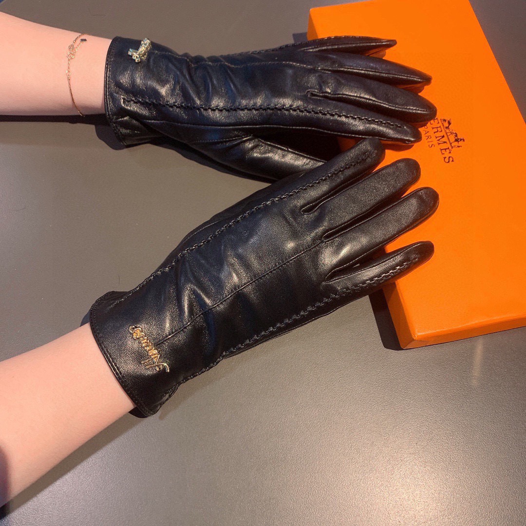 NO:701953,Batch 2025 new exclusive first touch screen gloves. Hermès (original quality) official website synchronizes women's new high-end sheepskin gloves. The first choice of Jimei goddesses. A must-have and not to be missed. 100% imported sheepskin is used. The leather is fine and soft. Look for imported sheepskin with a special feel and cashmere lining to keep warm. A must-have for Jimei goddesses. Top-notch workmanship. No detail is spared. Comes with box. Size M L gloves, gloves, hermes, sheepskin, gloves19860909批 2025新款独家首发触屏手套 爱马仕（原单品质）官网同步女士新款高档羊皮手套女神集美们首选 必备不可错过百分百选用进口羊皮 皮质细腻柔软 认准进口羊皮特有手感羊绒内里保暖更佳 女神集美们们必备顶级做工任何细节都不放过配盒子 码数Ｍ L手套,手套,hermes,sheepskin,gloves,accessory