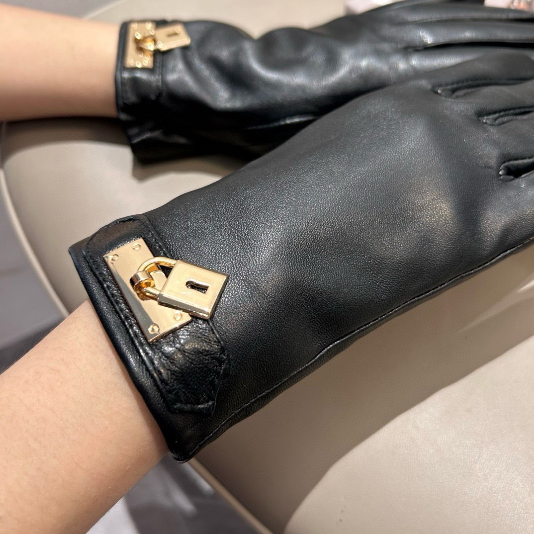 NO:701956,Batch 2025 new exclusive first touch screen gloves. Hermès (original quality) official website synchronizes women's new high-end sheepskin gloves. The first choice for goddess Jimei. It is a must-have and cannot be missed. 100% imported sheepskin is used. The leather is fine and soft. Look for the imported sheepskin with its special feel and cashmere lining to keep warm. It is a must for goddess Jimei. Top-notch workmanship. No details are missed. Authentic open version. Counter one to one. Size M L gloves, gloves, hermes, sheepskin, gloves.19860909批 2025新款独家首发触屏手套 爱马仕（原单品质）官网同步女士新款高档羊皮手套女神集美们首选 必备不可错过百分百选用进口羊皮 皮质细腻柔软 认准进口羊皮特有手感羊绒内里保暖更佳 女神集美们们必备顶级做工任何细节都不放过正品开版 专柜一比一 码数Ｍ L手套,手套,hermes,sheepskin,gloves,accessory