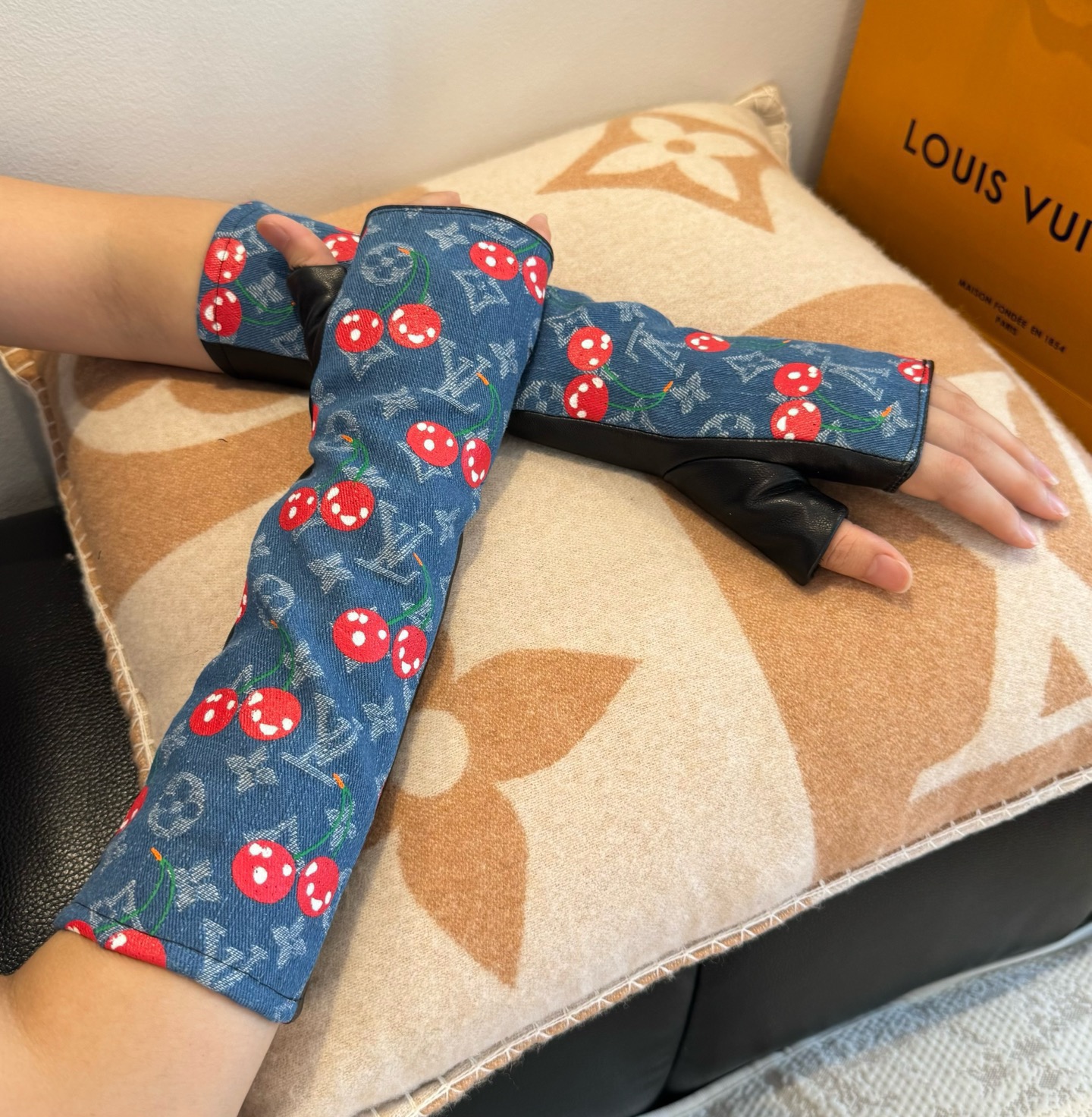 NO:701961,Batch 2025 LV new long cherry denim with sheepskin gloves, fashionable gloves, new autumn and winter cloth lining, fashionable, super comfortable, soft and versatile!  Artifact for going out, a must-have item for beauty goddesses with box size ML gloves, gloves, louis vuitton, sheepskin, gloves19860909批 2025LV新品长款樱桃牛仔布配羊皮手套,时尚手套,秋冬新品布内里,时尚上手超舒适柔软、百搭！出街神器,集美女神必备单品配盒子码数ML手套,手套,louis vuitton,sheepskin,gloves,accessory