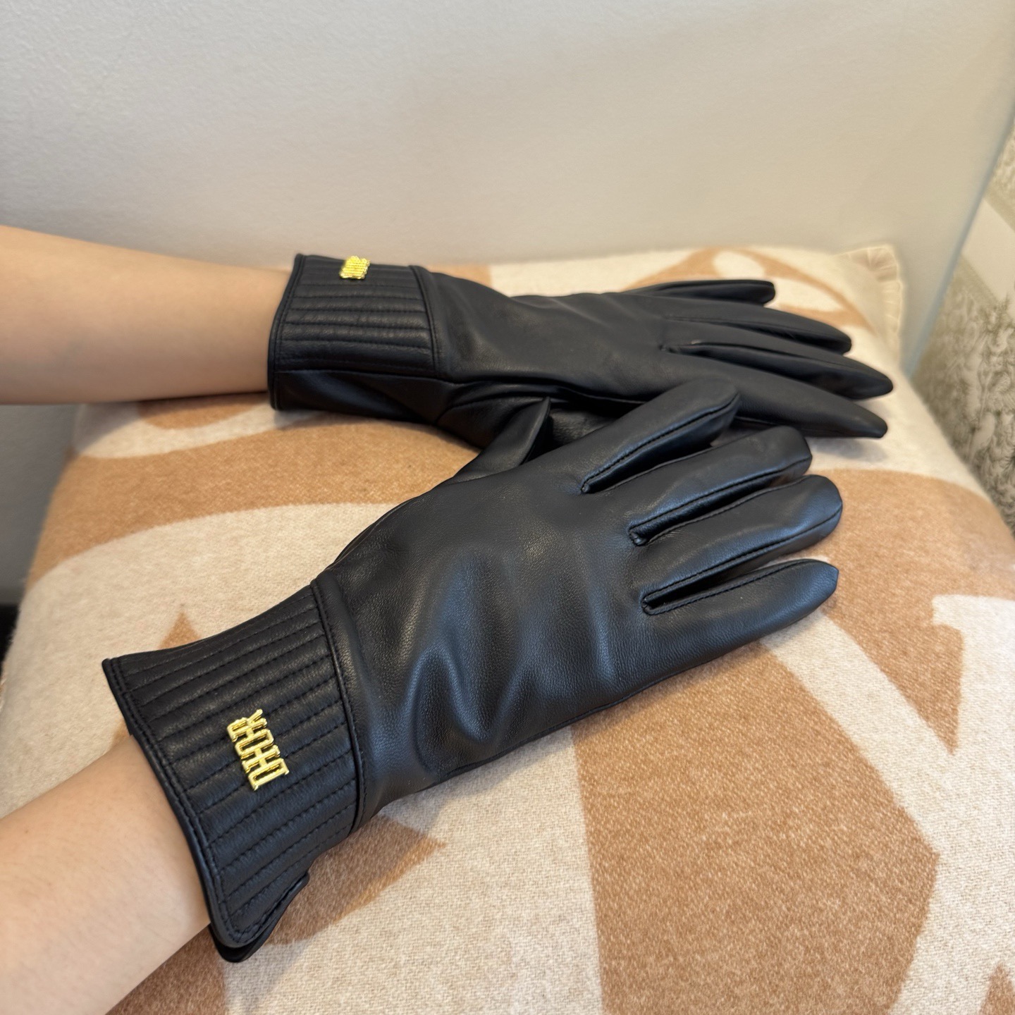 NO:701969,Batch 2025 new exclusive first touch screen gloves Dior Dior [original order quality] official website synchronized with women's new high-end sheepskin gloves, the goddess's first choice. Don't miss it, 100% imported sheepskin, the leather is fine and soft, look for the imported sheepskin, special feel, cashmere lining to keep warm, original custom hardware, top workmanship, no details are spared, authentic version, counter one to one, with box, size M L gloves, gloves, dior, dior, sheepskin, gloves19860909批 2025新款独家首发触屏手套 Dior迪奥【原单品质】官网同步女士新款高档羊皮手套女神首选 不可错过百分百选用进口羊皮 皮质细腻柔软 认准进口羊皮特有手感羊绒内里保暖更佳 原版定制五金顶级做工任何细节都不放过正品开版 专柜一比一 配盒子 码数Ｍ L手套,手套,dior,dior,sheepskin,gloves,accessory