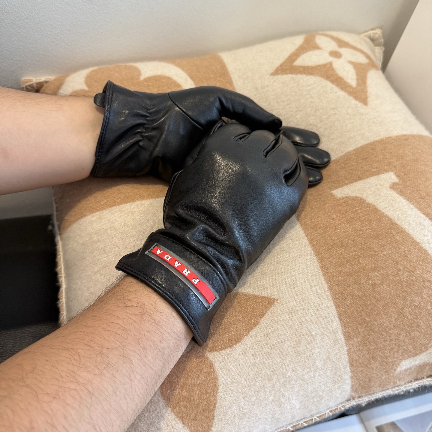 NO:701987,Batch 2025 New Exclusive First Touch Screen Gloves Men's Gloves Prada Men's [Original Quality] The official website synchronizes the new high-end sheepskin gloves for men. Don't miss it. 100% imported sheepskin is used. The leather is fine and soft. Pay attention to the imported sheepskin with its unique feel and cashmere lining for better warmth. Original custom hardware and top-notch workmanship. No details are spared. Authentic opening size XL XXL gloves, gloves, prada, sheepskin, gloves19860909批 2025新款独家首发触屏手套 男士手套普拉达男款【原单品质】官网同步男士新款高档羊皮手套不可错过百分百选用进口羊皮 皮质细腻柔软 认准进口羊皮特有手感羊绒内里保暖更佳 原版定制五金顶级做工任何细节都不放过正品开版 码数XL ＸＸＬ手套,手套,prada,sheepskin,gloves,accessory