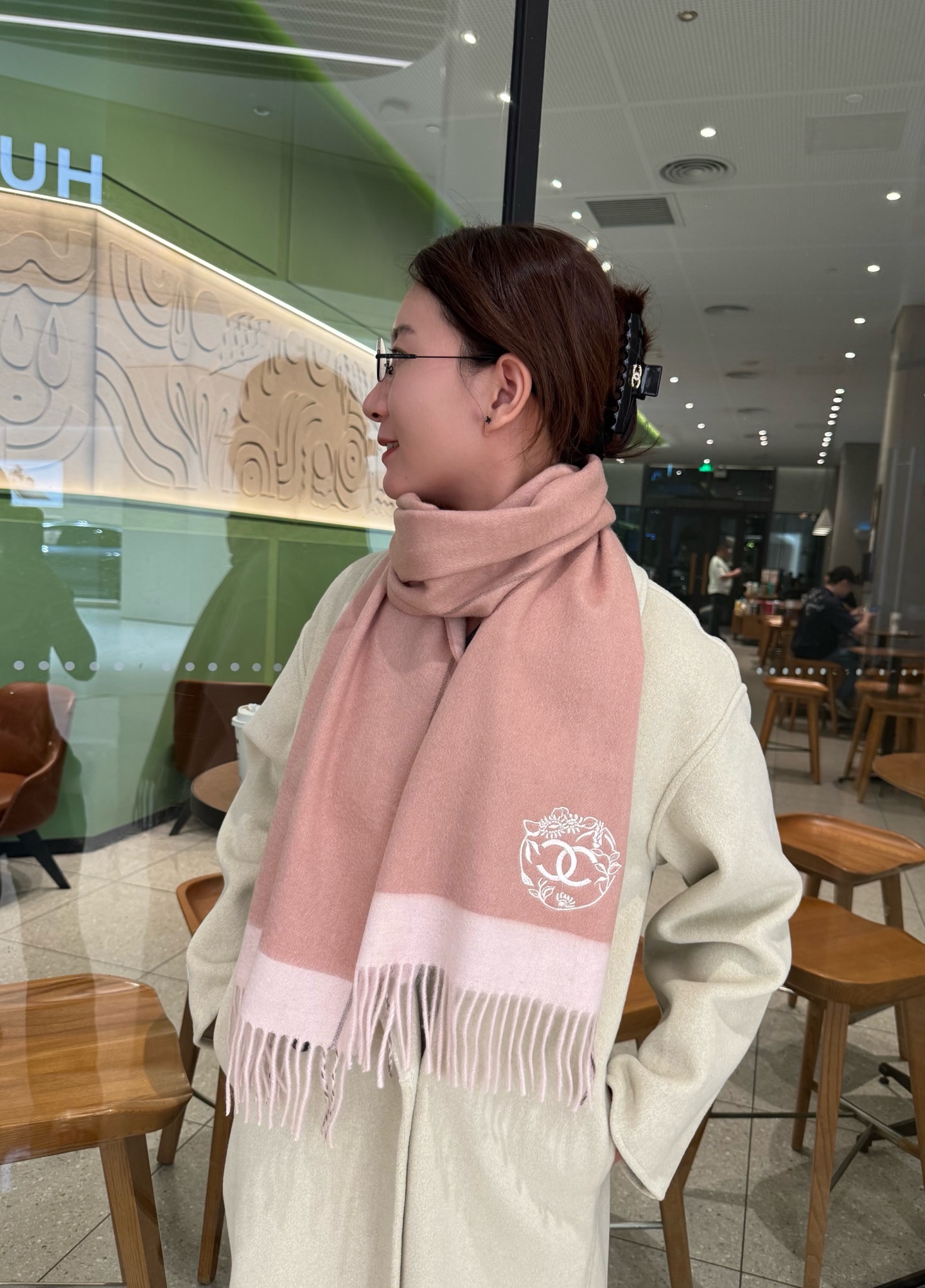 NO:711538,CHANEL·Chanel If you like good-looking and high-quality products, you can buy them. It is a lady's item. No matter how you match it, it is full of temperament. The new cashmere scarf from the Paris Fashion Show!  Made of Mongolian Plateau fine cashmere!  It feels full of fine fluff!  This price is absolutely 100% affordable!  Exquisite jacquard embroidery craftsmanship!  Great for giving as a gift or keeping for yourself!  Absolutely good stuff!  Size 180*32 high version scarf, high version scarf, chanel, chanel19860909CHANEL·香奈儿 喜欢有颜值,高质量的亲可入手,名媛单品,无论怎么搭配都是满满的气质,巴黎时装展新款羊绒围巾！采用蒙古高原细羊绒！手感满满地都是细腻的绒毛！这个价格绝对百分之百的实惠！精湛绝伦的提花刺绣工艺！送礼自留都不错！绝对好货！尺寸180*32高版本围巾,高版本围巾,chanel,chanel,scarf