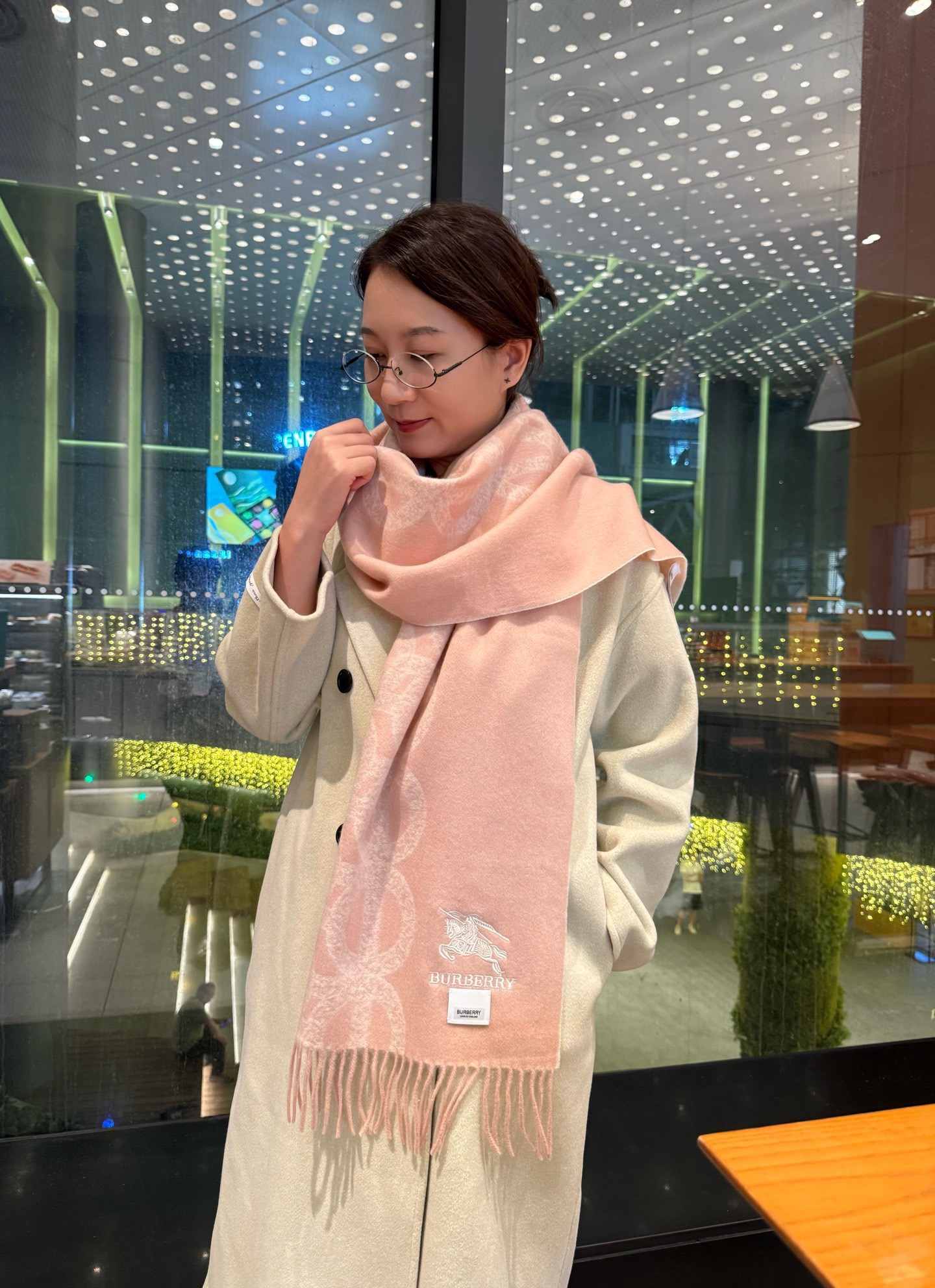 NO:711415,Burberry · Burberry's double-sided scarf is so beautiful that it's so stylish and charming. It's a very elegant and fashionable autumn and winter item!  I really like it. It's made of lambswool. It feels great on the upper body and looks great no matter how you wear it!  !  This style is really worth buying with your eyes closed, and it can be easily worn by any age group!  !  !  30*200cm high version scarf, high version scarf, burberry, burberry19860909Burberry · 巴宝莉双面围巾好看的要疯掉了,太有型太有魅力了非常斯文时尚的秋冬单品！真的很喜欢,羔绒,手感真的绝了上身效果真的随便怎么围都好看！！这种款式真的闭着眼买,任何年龄层都轻松驾驭！！！30*200cm高版本围巾,高版本围巾,burberry,burberry,scarf