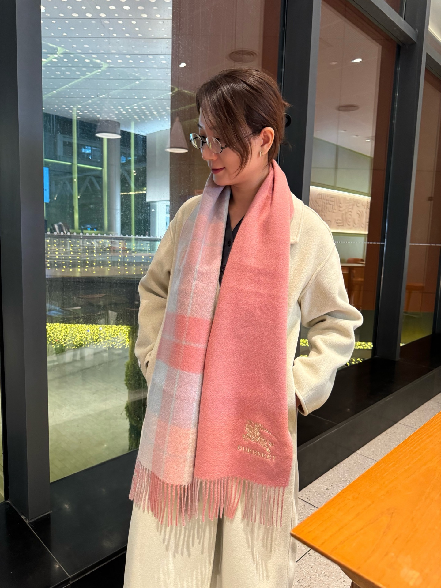 NO:711429,Burberry · Burberry's classic horse embroidered double-sided scarf is crazy beautiful, so stylish and charming, a very elegant and fashionable autumn and winter item!  I really like it. It’s a very classic couple’s design of lambswool. It feels really great on the upper body and looks great no matter how you wear it!  !  This style is really worth buying with your eyes closed, and it can be easily worn by any age group!  !  !  30*200cm high version scarf, high version scarf, burberry, burberry19860909Burberry · 巴宝莉经典绣马双面围巾好看的要疯掉了,太有型太有魅力了非常斯文时尚的秋冬单品！真的很喜欢,非常Classical的情侣款设计羔绒,手感真的绝了上身效果真的随便怎么围都好看！！这种款式真的闭着眼买,任何年龄层都轻松驾驭！！！30*200cm高版本围巾,高版本围巾,burberry,burberry,scarf