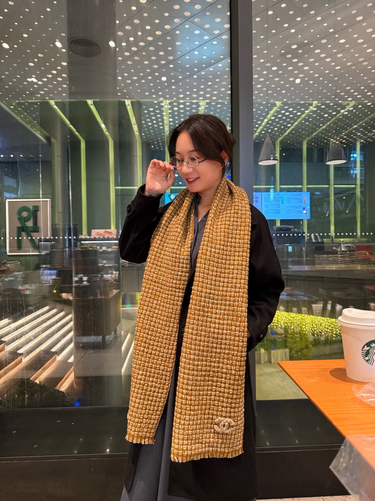 NO:711389,Chanel Chanel 2025 series products are exclusively for VIP products. The top-quality imported Scottish cashmere texture makes the scarf elastic, soft and skin-friendly. It is extremely noble and elegant. Intellectual style. Simple and elegant design. It is definitely not a flashy style. It is definitely the first choice accessories for taste life. A must-have for those who know the goods. A must-have for casual style matching!  [Color][Color][Color] Laymen please avoid Size: 38*185 cashmere high version scarf, high version scarf, chanel, chanel19860909Chanel香奈儿2025系列货 专供vip产品 顶级苏格兰进口羊绒纹路织法使围巾赋有弹性且柔软亲肤  无比的高贵优雅 知性的款式 简洁大气的设计 绝对的不是花里胡哨的款式绝对的品味生活的首选搭配饰品 识货者必入.休闲风格搭配必备哦！[色][色][色]外行请绕道 Size:38*185羊绒高版本围巾,高版本围巾,chanel,chanel,scarf