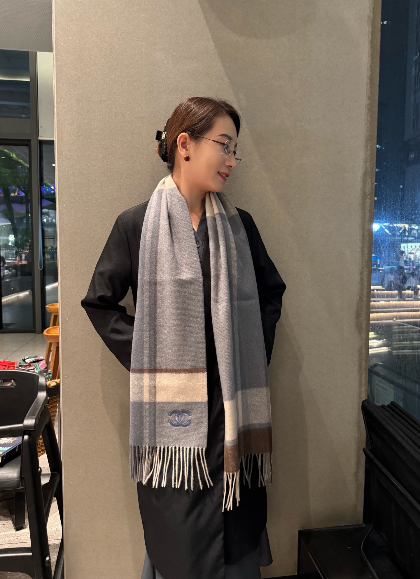 NO:711399,chanel. Chanel's double-sided scarf is so beautiful that it's so stylish and charming. It's a very elegant and fashionable autumn and winter item!  I really like it. It’s a very classic men’s design made of lambskin. It feels really great on the upper body and looks good on any waist!  !  This style is really worth buying with your eyes closed, and it can be easily worn by any age group!  !  !  30*200cm high version scarf, high version scarf, chanel, chanel19860909chanel.香奈儿双面围巾好看的要疯掉了,太有型太有魅力了非常斯文时尚的秋冬单品！真的很喜欢,非常Classical的男款设计羔绒,手感真的绝了上身效果真的随便怎么围都好看！！这种款式真的闭着眼买,任何年龄层都轻松驾驭！！！30*200cm高版本围巾,高版本围巾,chanel,chanel,scarf