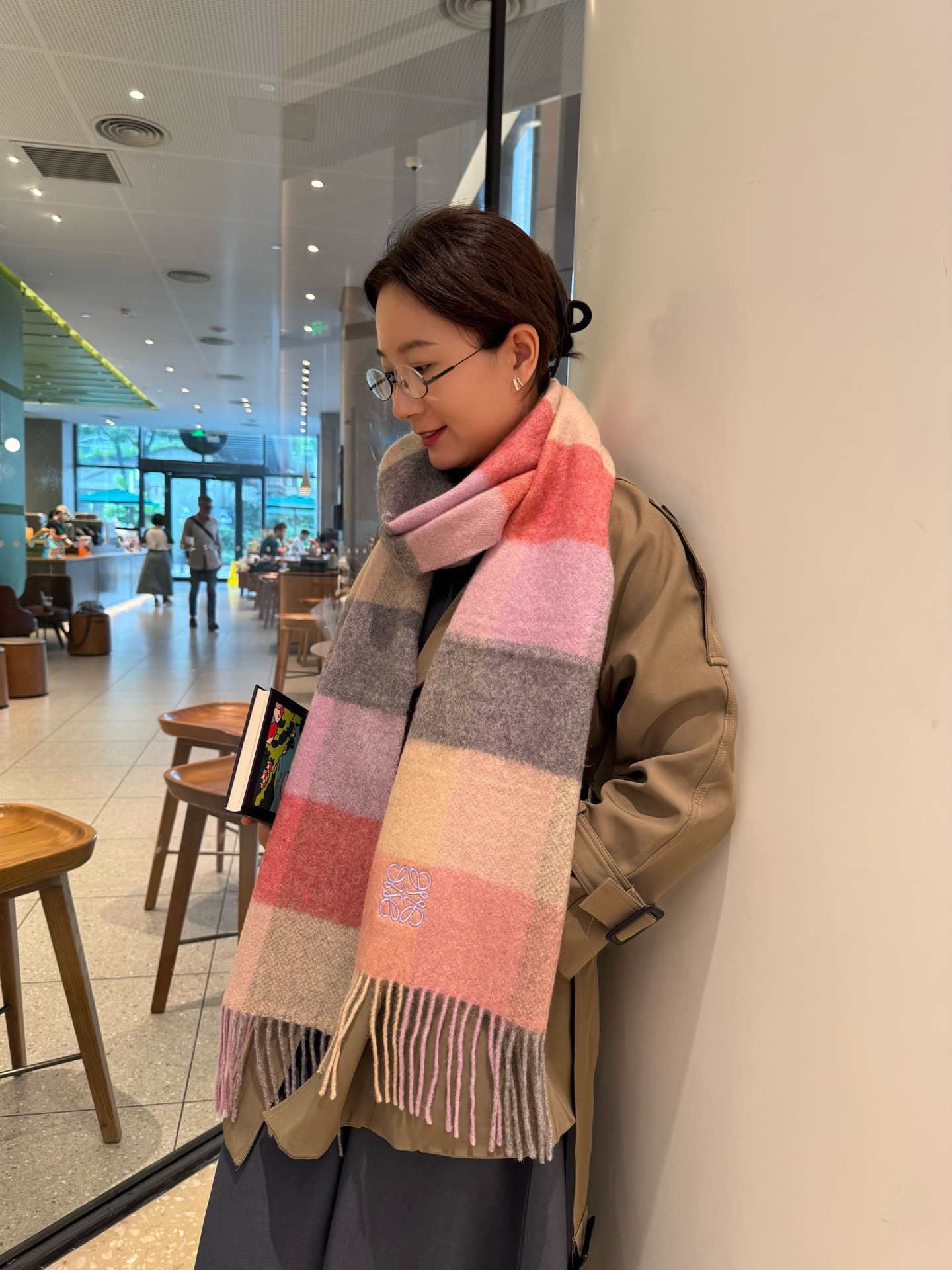 NO:711405,Loewe · Luo Yiwei's new lambswool scarf is so beautiful that it's so stylish and charming. It's a very eye-catching autumn and winter item, allowing you to easily achieve the C position!  I really like it, the color design is very jumpy, the upper body effect is invincible, the feel is really amazing, the upper body effect really looks good no matter how you wear it!  !  This style is really worth buying with your eyes closed, and it can be easily worn by any age group!  !  !  30*200cm high version scarf, high version scarf, loewe, loewe19860909Loewe · 罗意威新款羔羊绒围巾好看的要疯掉了,太有型太有魅力了非常亮眼的秋冬单品,让你轻轻松松做C位！真的很喜欢,非常跳跃的颜色设计 上身效果无敌羔绒,手感真的绝了上身效果真的随便怎么围都好看！！这种款式真的闭着眼买,任何年龄层都轻松驾驭！！！30*200cm高版本围巾,高版本围巾,loewe,loewe,scarf