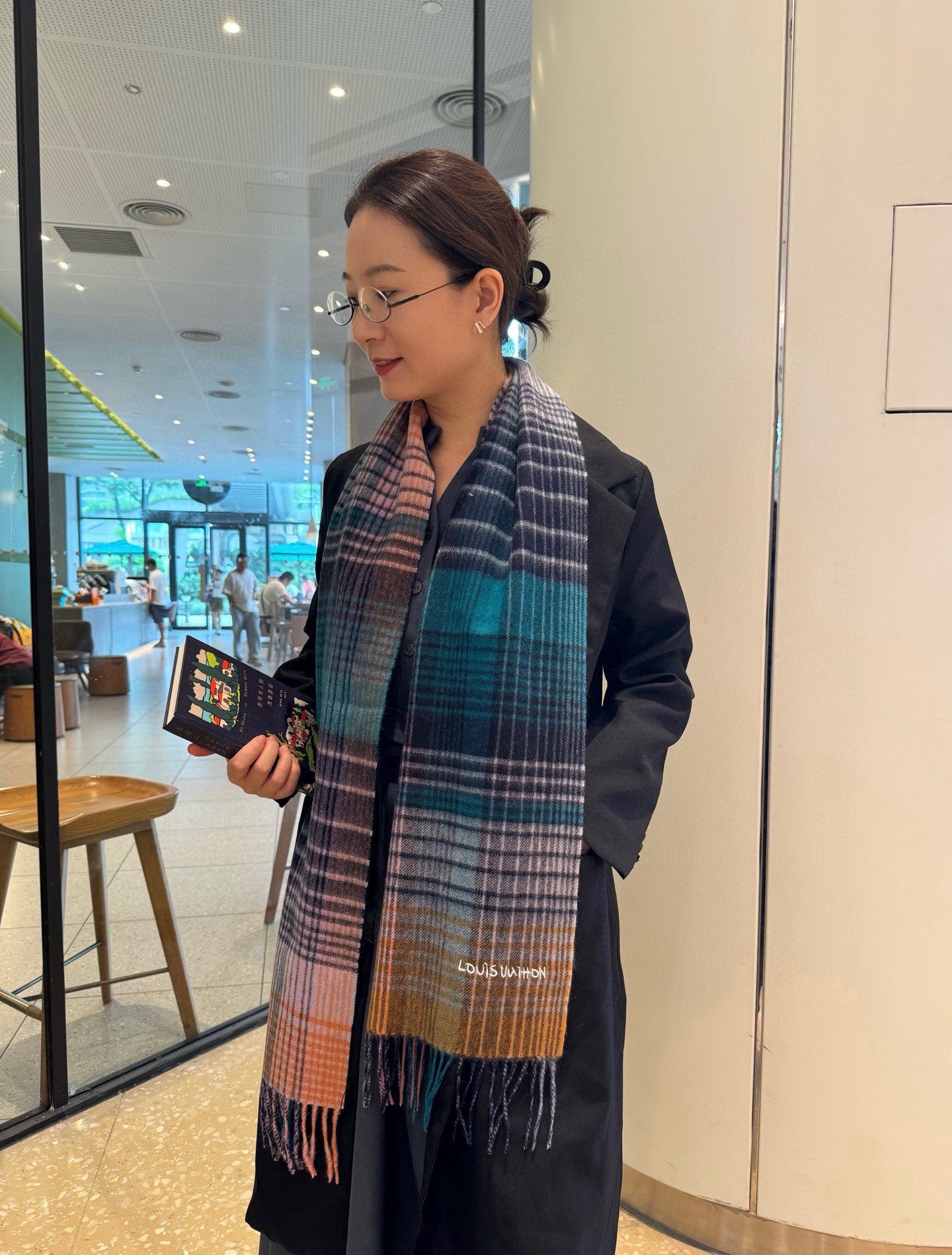 NO:711411,LV cashmere scarf, highly recommended, excited~!  !  Be sure to get started quickly, synchronized counters, the highest style, difficult craftsmanship, super soft and waxy!  Our price is really unbeatable!  Price feedback from my mother ~ I love the fabric, the velvet feel is really super comfortable in my hand!  Very soft, the upper body effect is unparalleled and beautiful. Medium thickness, very close to the neck~ Size specification 30*185cm high version scarf, high version scarf, louis vuitton19860909LV羊绒围巾 怒赞推荐,激动~！！下手绝对要快,同步专柜,最高格调 工艺难度大,超级无敌软糯 ！我们这个价格真的无敌超值！亲妈价格回馈~面料大爱,握在手里绒感真的超级无敌舒服！非常柔软,上身效果无敌好看 中等厚度,非常亲脖子的一款~ 尺寸规格30*185cm高版本围巾,高版本围巾,louis vuitton,scarf