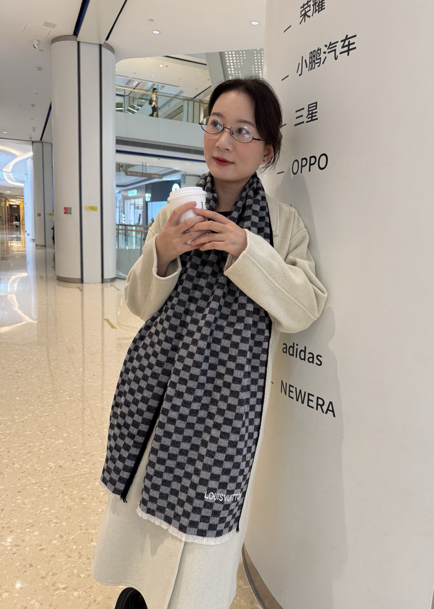 NO:711416,Lv cashmere scarf is a big new release, a hot model, the best hard goods in the channel ~ The last order of the direct supply counter in Italy is very small, the customer-supplied cashmere fabric has a soft and waxy feel, and has been treated with 'trembling' to increase the brightness of the color. It has always been based on the strict selection of the highest quality cashmere. Without comparison, there is no harm. The world's top cashmere makes the scarf extremely luxurious.  It also increases the beauty and functionality. You must keep two of each color. No headaches when matching, no regrets for ten thousand years. What is particularly recommended is that this style is a twill color, carefully selected popular colors, the color is bright and high-end, and the whole family can match any color. 45*200cm, Albas cashmere high version scarf, high version scarf, louis  vuitton19860909Lv羊绒围巾送给重磅上新,爆款爆款,渠道极品硬货～出口意大利直供专柜尾单到手数量极少,客供面料羊绒,手感软糯,经“颤栗”处理,增加了色彩的鲜艳度一直以严格选用最高品质的羊绒为基准,没有对比就没有伤害,世界最顶级羊绒,让围巾奢华到不行,更是增加了美感和功能性,每色必留两条,搭配不头疼,不留后悔一万年,特别值得推荐的是,此款是斜纹色系,精挑细选的流行配色,色彩感鲜明又高级的感觉全家哪个颜色都可以互相搭配45*200cm,阿尔巴斯山羊绒高版本围巾,高版本围巾,louis vuitton,scarf