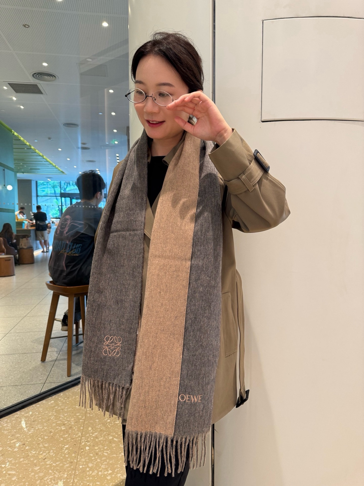 NO:711421,Loewe ·  Loewe's rare and gentle color matching, low-key yet elegant] Highly recommend the double-sided color matching, a scarf with two styles, high-end, comfortable and fashionable temperament, a niche name, but full of big-name style, super Amway loewe this soft color that touches the heart  Beautiful scarf, extremely simple color with eye-catching color-changing logo, the finishing touch without losing the beauty, the pursuit of successful people, the color is absolute, a bit unique and fairy-like, the absolute choice for couples, the color is elegant, not enchanting, specifications 30x  180cm high version scarf, high version scarf, loewe, loewe19860909Loewe · 罗意威难得一见的温柔配色,低调又不失优雅】重点推荐双面配色,一条围巾两种风格搭配,高级舒适时髦气质,名小众,却大牌范十足,超级安利loewe这款触动内心的柔美围巾,极其简单的颜色搭配抢眼的变色logo,点睛之笔确又不失美感,成功人士的追求,色彩绝对,有点独有的仙气,绝对的情侣款不二之选,颜色淡雅,不妖娆规格30x 180cm高版本围巾,高版本围巾,loewe,loewe,scarf