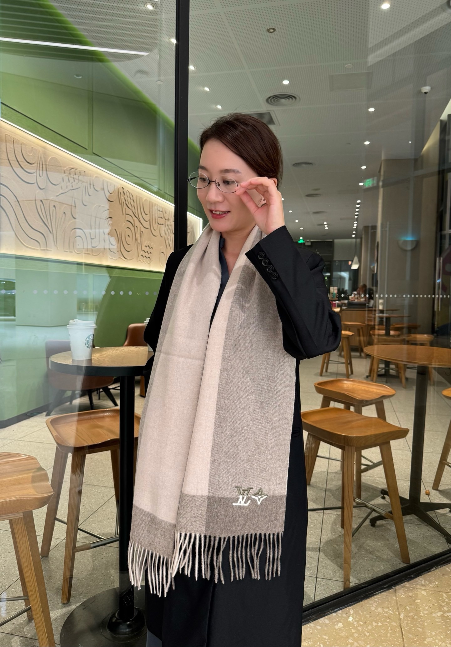 NO:714523,LV cashmere scarf, the color-blocked logo is so pretty, it’s so stylish and charming, a very elegant and fashionable autumn and winter item!  I really like it, the very classic couple design feels really great on the upper body and looks great no matter how you wear it!  !  This style is really worth buying with your eyes closed, and it can be easily worn by any age group!  !  !  30*200cm high version scarf, high version scarf, louis vuitton19860909Lv羊绒围巾,拼色logo好看的要疯掉了,太有型太有魅力了非常斯文时尚的秋冬单品！真的很喜欢,非常Classical的情侣设计手感真的绝了上身效果真的随便怎么围都好看！！这种款式真的闭着眼买,任何年龄层都轻松驾驭！！！30*200cm高版本围巾,高版本围巾,louis vuitton,scarf