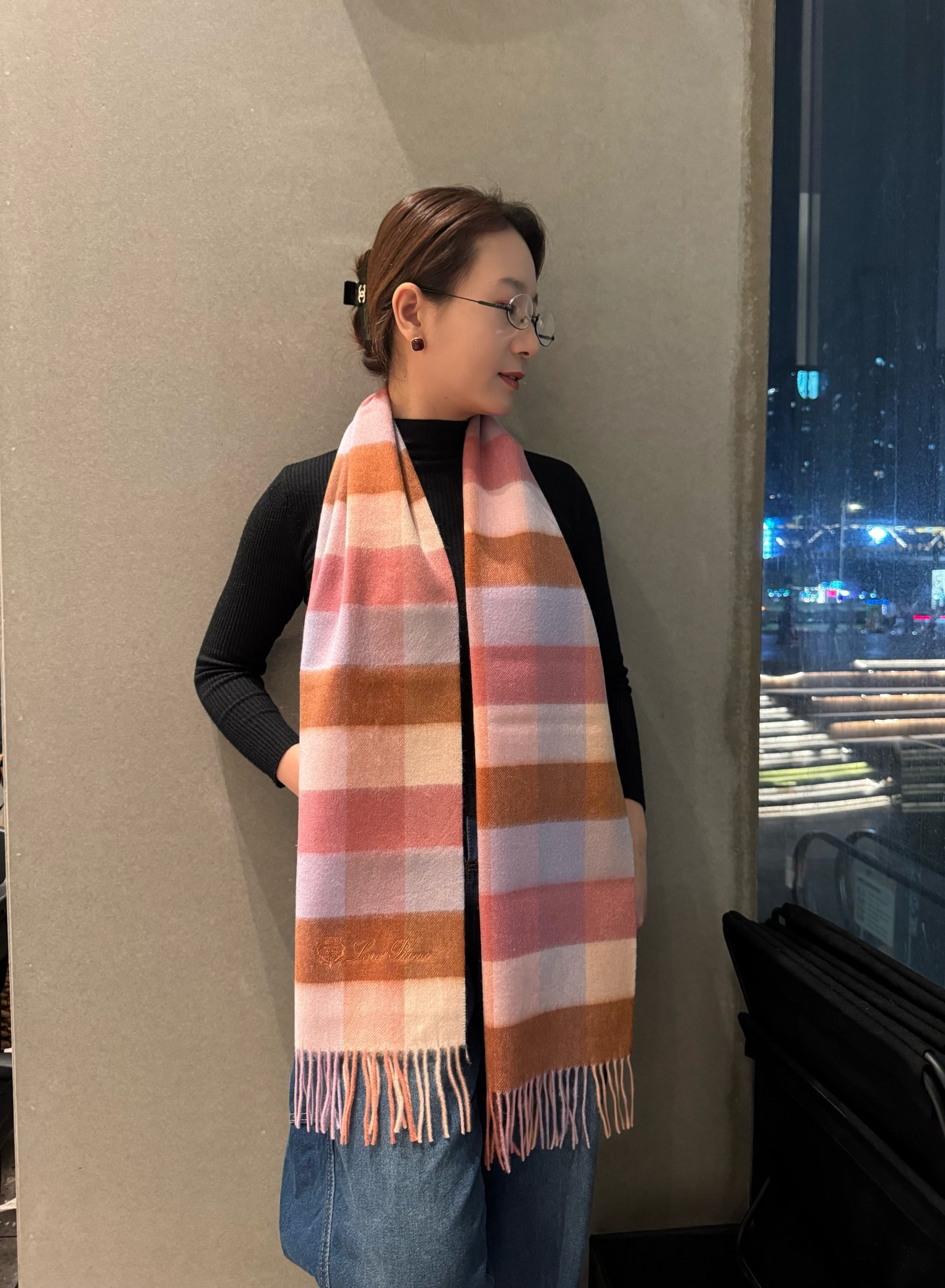NO:711425,Loro Piana · 诺yo Piana [Family benefits are coming!  !  LP high-end heavy scarf!  】An angry recommendation, excited~!  !  Be sure to get started quickly, we have the most high-end couple models available at the same counters ~ Our prices are really unbeatable and great value!  Price feedback from my mother ~ Love the fabric, the upper body effect is invincible and beautiful. Medium thickness, very friendly to the neck ~ Size specification 30*180 high version scarf, high version scarf, loro piana, loro piana19860909Loro Piana · 诺悠翩雅【家属福利来了！！LP高端重磅围巾！】怒赞推荐,激动~！！下手绝对要快,同步专柜,最高端的情侣款~我们这个价格真的无敌超值！亲妈价格回馈~面料大爱,上身效果无敌好看 中等厚度,非常亲脖子的一款~ 尺寸规格30*180高版本围巾,高版本围巾,loro piana,loro piana,scarf