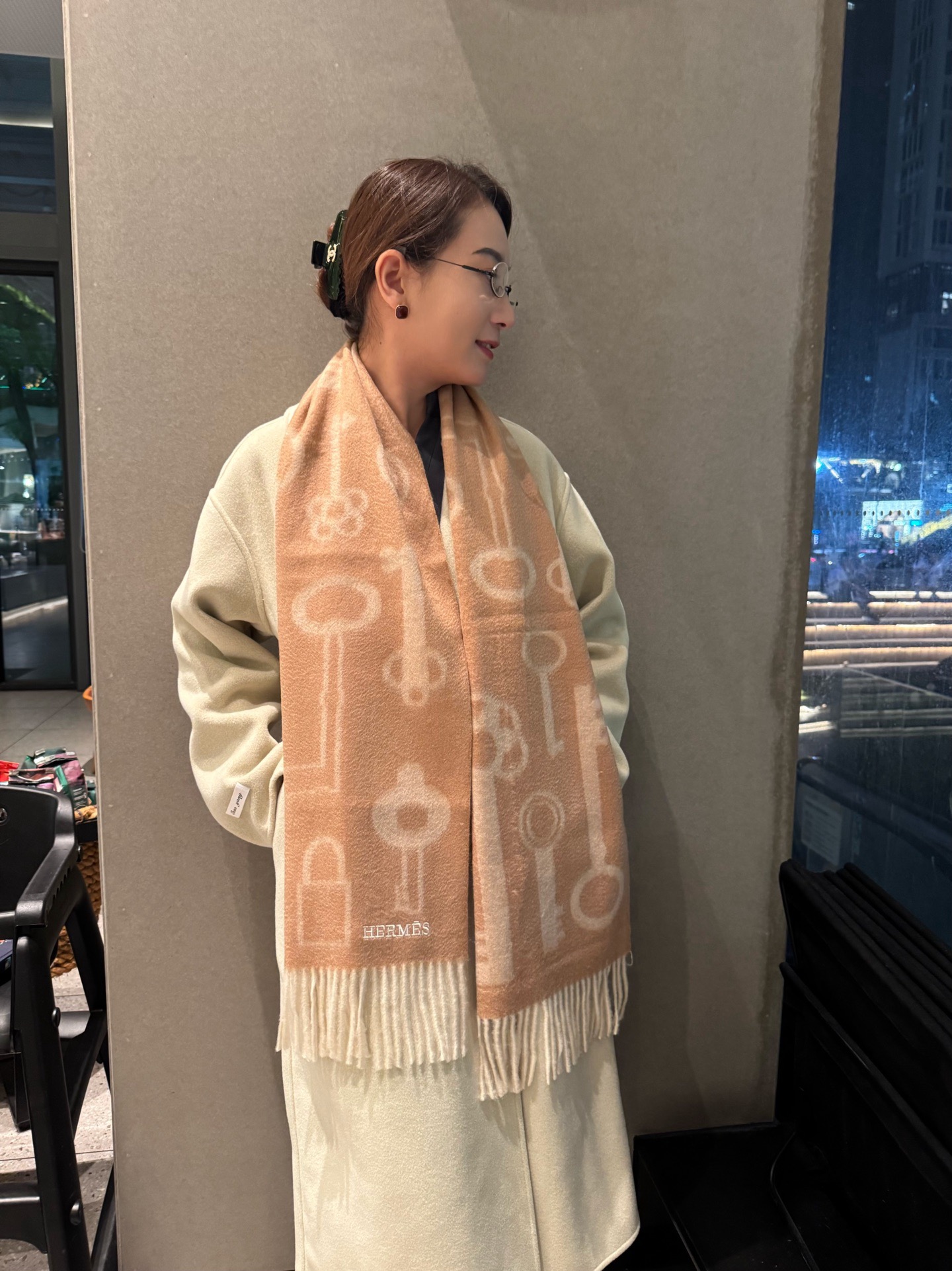 NO:711395,Hermes · Hermès highly recommended wool material is very warm, soft and skin-friendly, does not tie the neck, classic double-sided design, one scarf, two styles for couples, unisex, size 35*180cm full of love for high version scarf, high version scarf, hermes, hermes19860909Hermes · 爱马仕重磅推荐 羊毛材质非常保暖 柔软亲肤,不扎脖经典双面设计,一条围巾两种风格情侣款 男女通用,size35*180cm满满的爱高版本围巾,高版本围巾,hermes,hermes,scarf