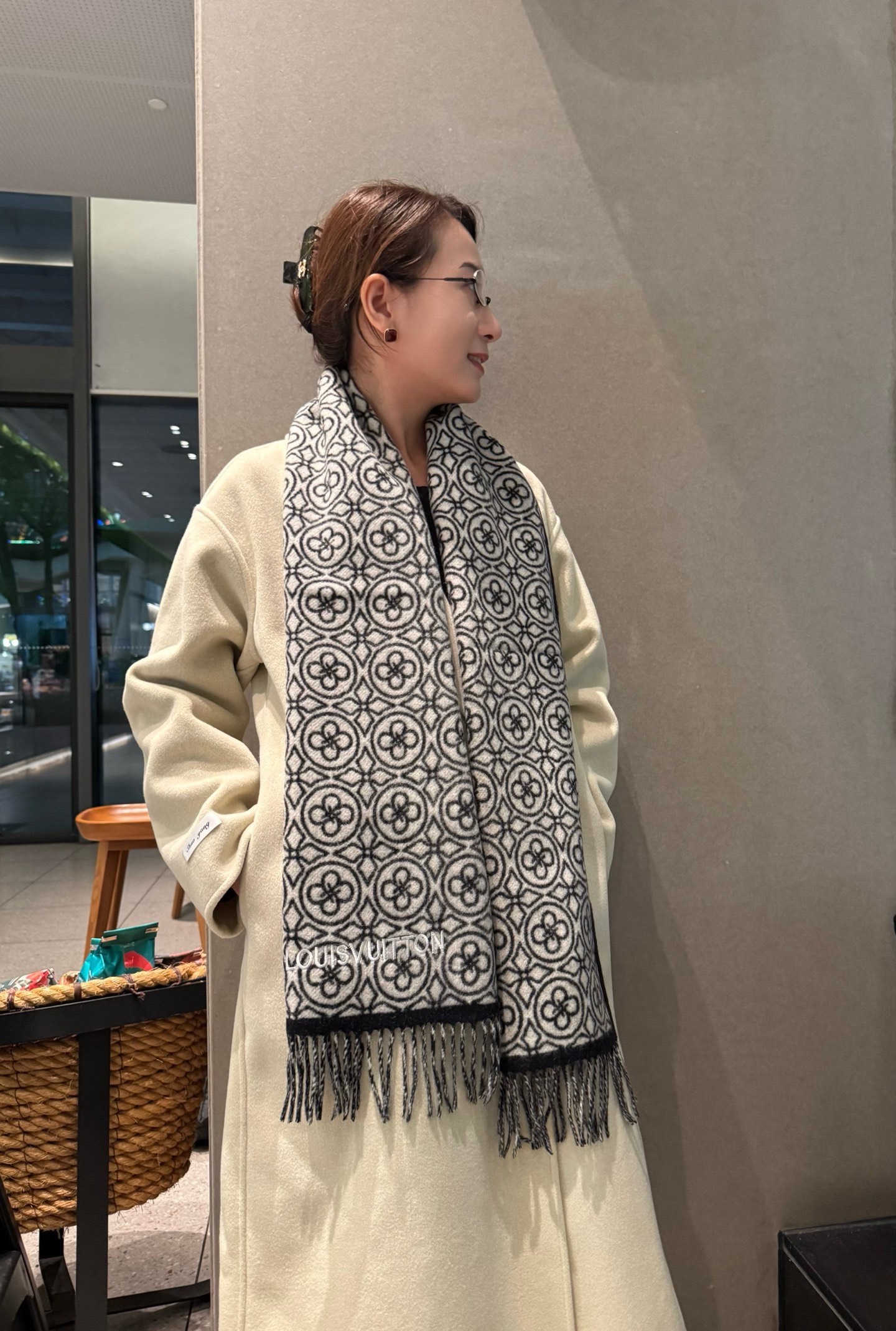 NO:711400,LV Louis Vuitton's new lamb velvet scarf, double-sided jacquard design, last order from foreign trade company!  Thumbs up and keep it for yourself, a rare high-end product!  Family benefits, a very genuine scarf, a new product that combines appearance and connotation. Lv’s designers really do not disappoint every year. The thickness and feel are really amazing, a must-have for autumn and winter!  !  Double-sided sherpa size 30*180cm high version scarf, high version scarf, louis vuitton, louis vuitton19860909LV路易威登新款羊羔绒围巾 双面提花设计 外贸公司尾单！怒赞自留,难得的高端货！家属福利,非常正的围巾集颜值与内涵于一体的新品,Lv的设计师真的每年都不会让人失望这厚度和手感真的绝了,秋冬必备！！双面羊羔绒 规格30*180cm高版本围巾,高版本围巾,louis vuitton,louis vuitton,scarf